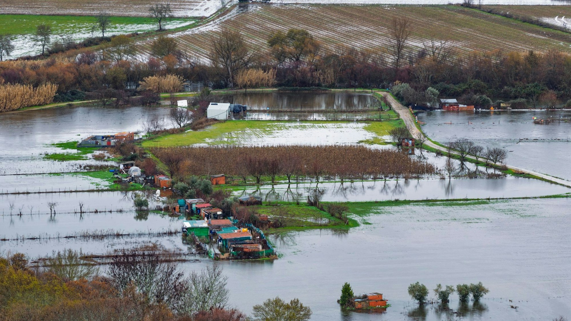 Nach einer ganzen Serie von Winterstürmen stehen in Teilen Portugals und wie hier in der spanischen Extremadura weite Landstriche unter Wasser.