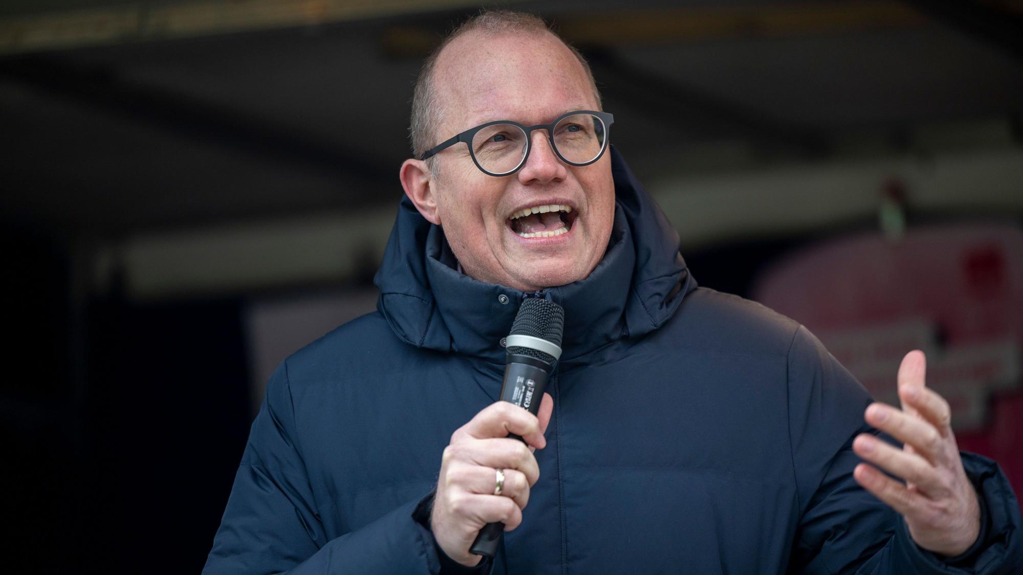 Jochen Ott, Spitzenkandidat der SPD für die Landtagswahl 2027, spricht bei einer Kundgebung vor dem Landtag. (Archivbild)