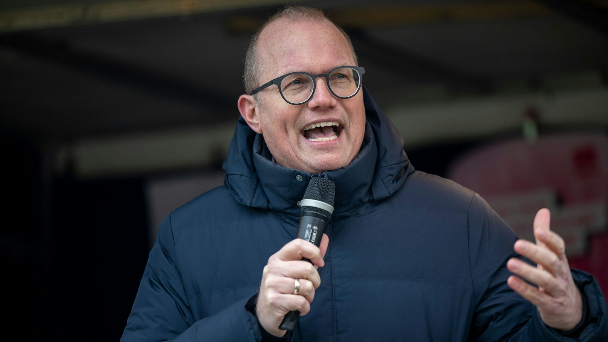Jochen Ott, Spitzenkandidat der SPD für die Landtagswahl 2027, spricht bei einer Kundgebung vor dem Landtag. (Archivbild)