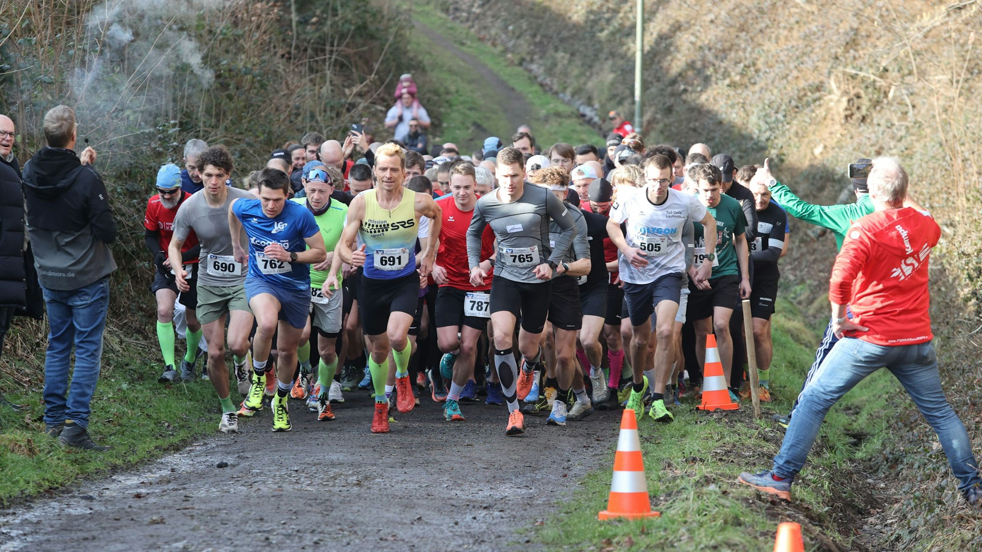 Szene vom Start eines Crosslaufs