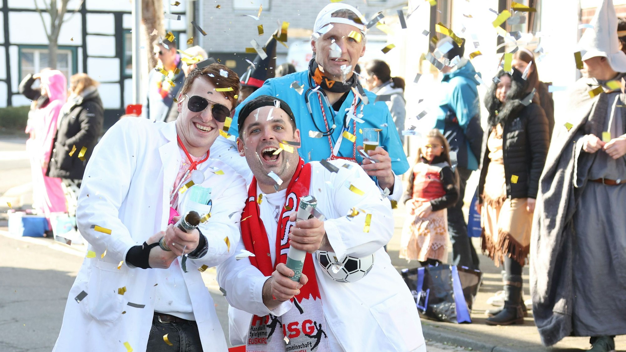 Das Bild zeigt eine Szene aus dem Karnevalszug in Kuchenheim aus dem vergangenen Jahr.