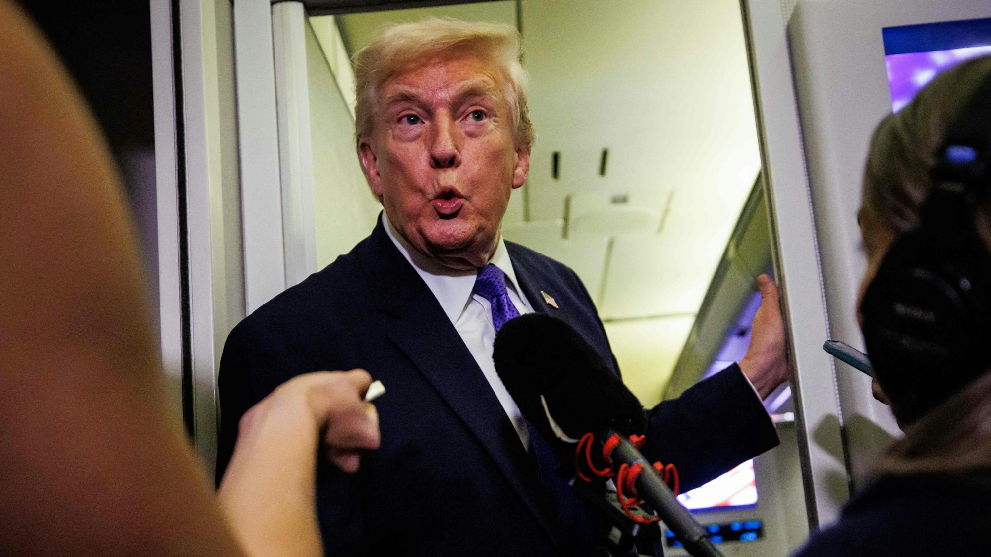 US-Präsident Donald Trump reagiert an Bord der Air Force One auf die Buhrufe gegen Vizepräsident JD Vance.