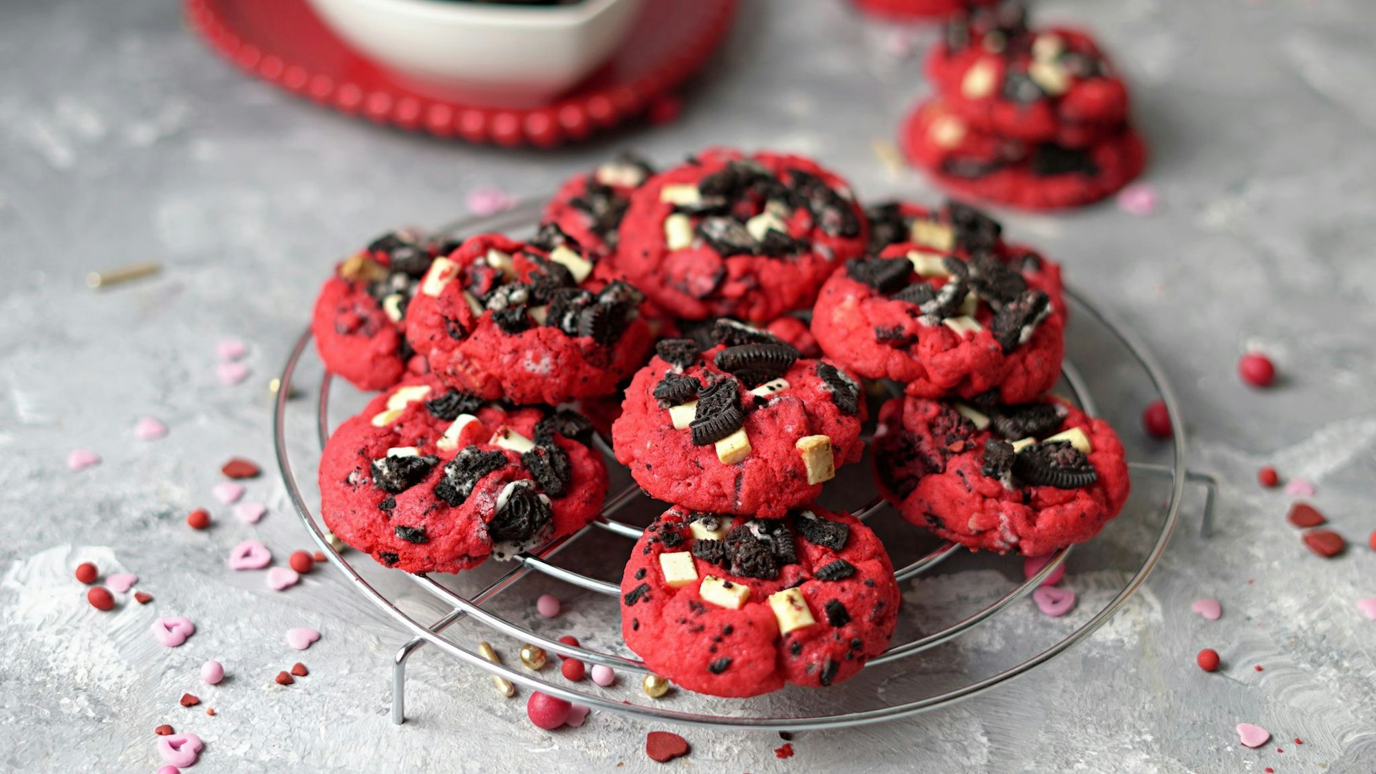 Sie erinnern in der Tat an roten Samt: Die Red Velvet Cookies hat Food-Bloggerin Mareike Pucka mit Herzchen und Knusperstückchen getoppt.