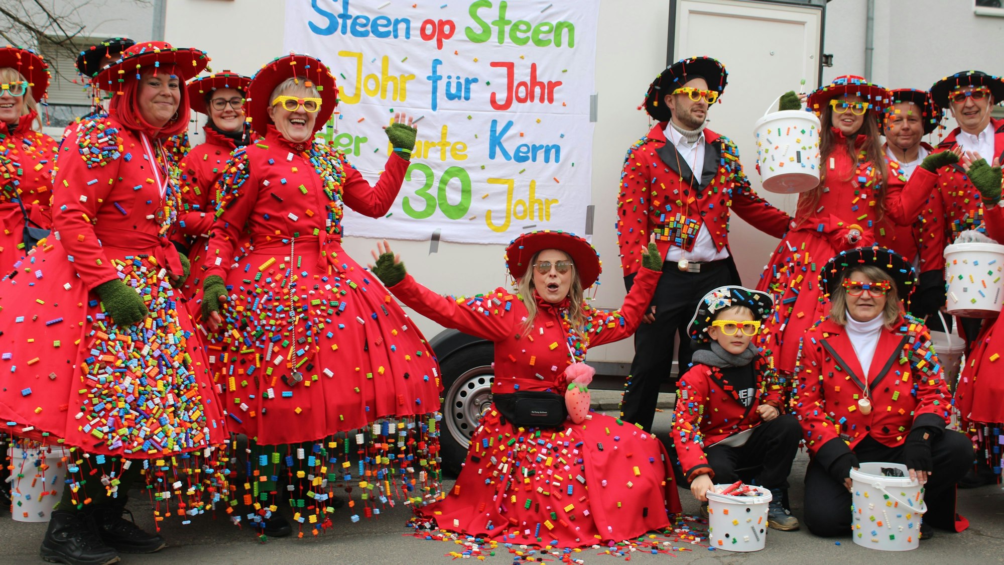 Der Brückberger Veedelszoch als erster Karnevalszug im Rhein-Sieg-Kreis: Der Harte Kern mit selbstgemachten Lego-Kleidern