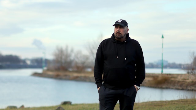 Der Kölner Ersin Seyhun am Niehler Rheinufer, wo seine Tochter Derya und sein Enkel Kian 2021 ermordet wurden.