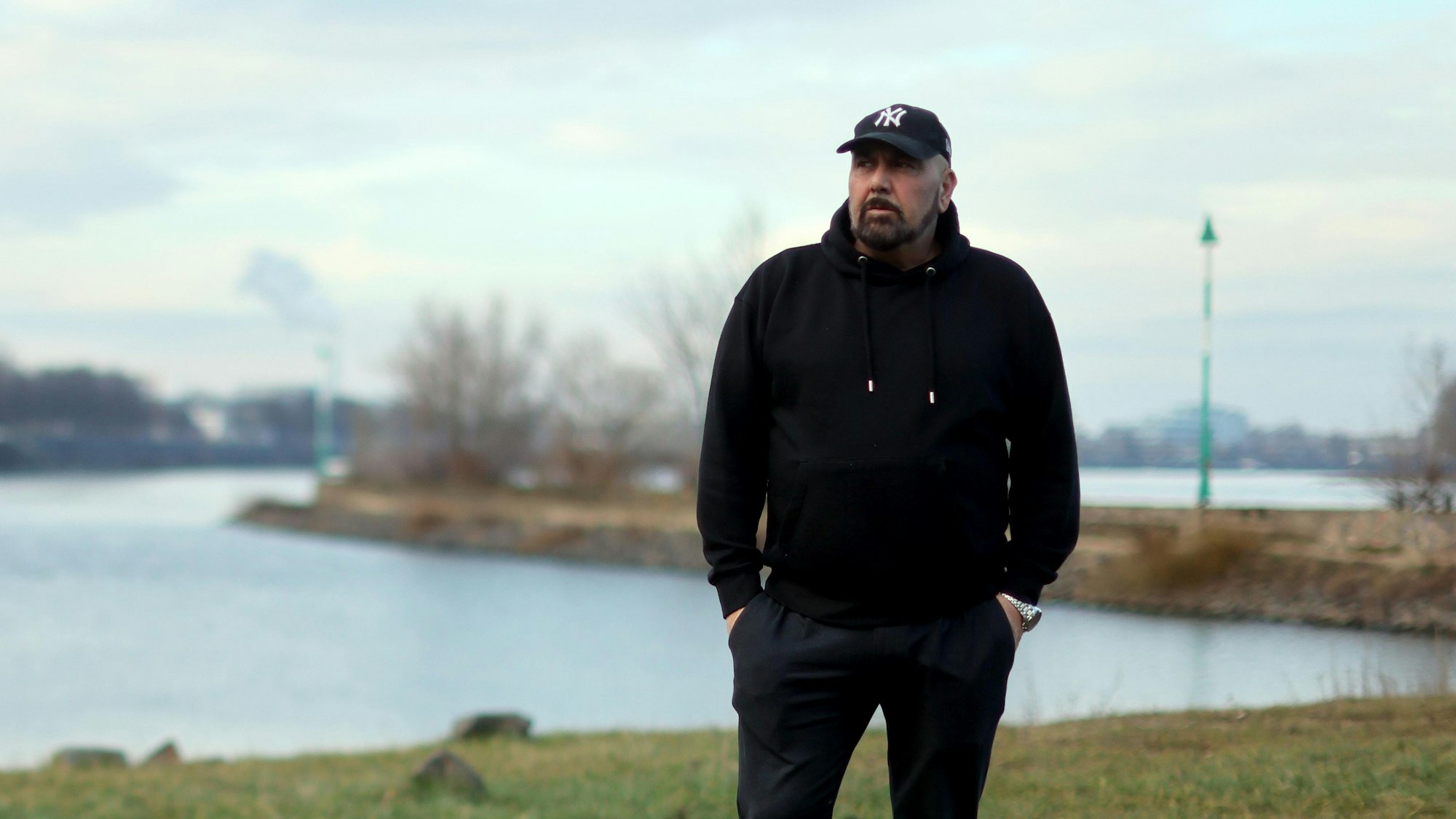 Der Kölner Ersin Seyhun am Niehler Rheinufer, wo seine Tochter Derya und sein Enkel Kian 2021 ermordet wurden.