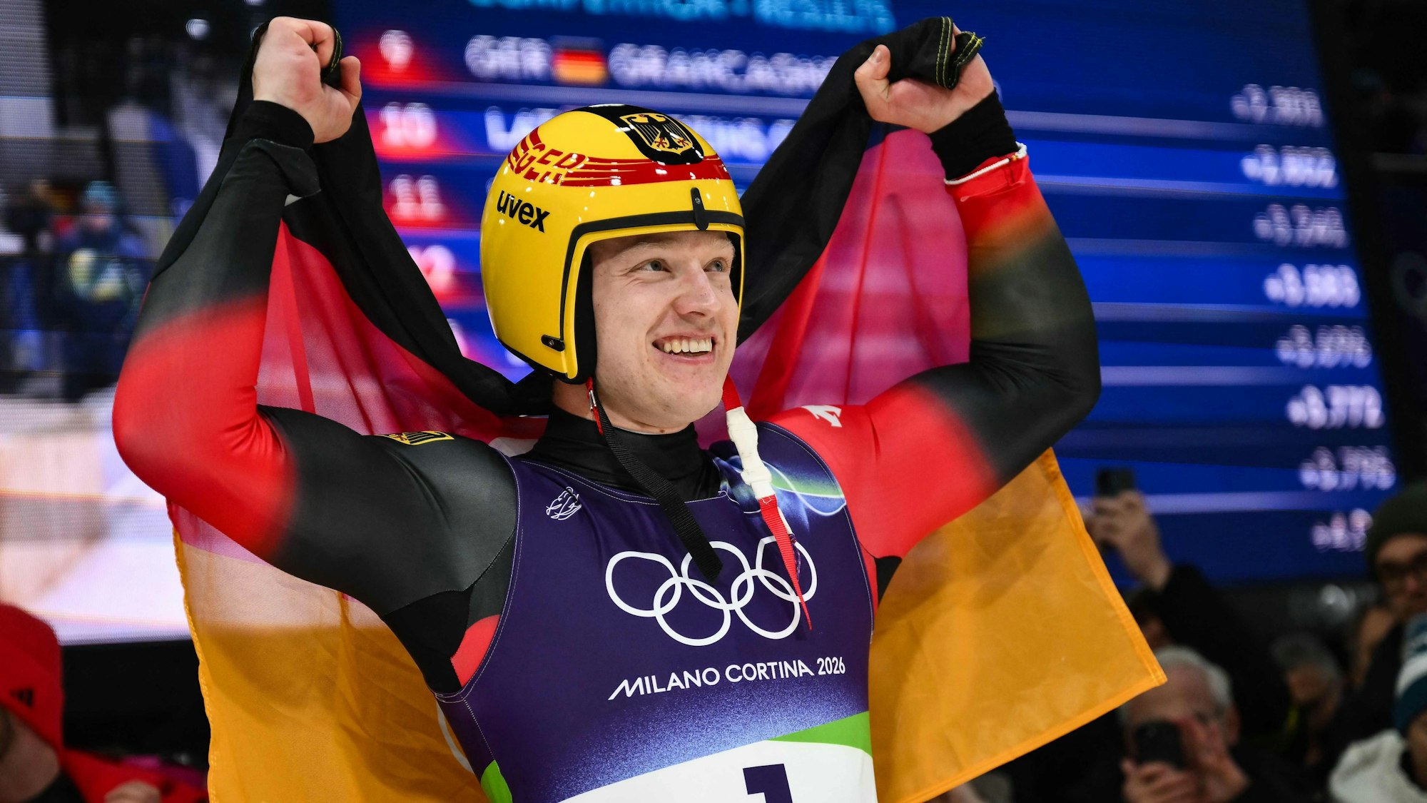 Max Langenhan freut sich über seine Olympia-Goldmedaille im Rodeln.