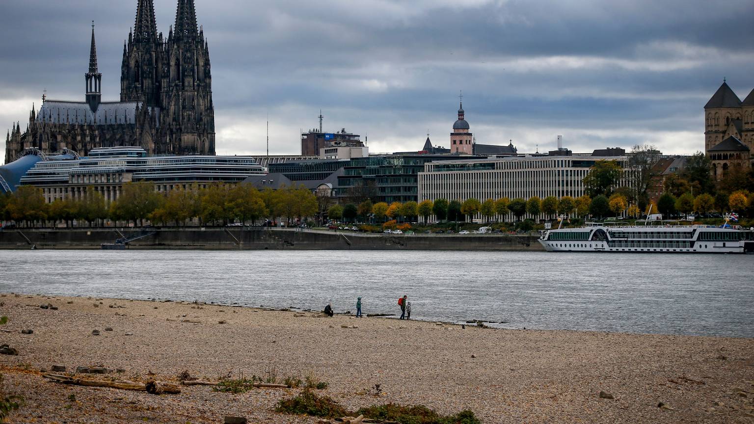 Der Rhein mit der Skyline von Köln