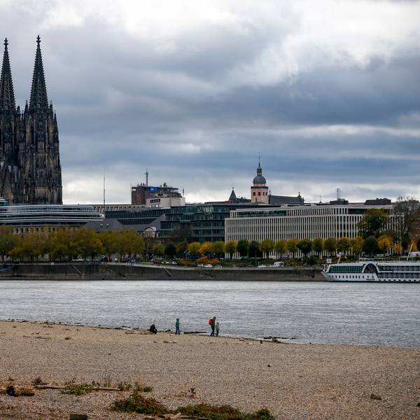 Der Rhein mit der Skyline von Köln