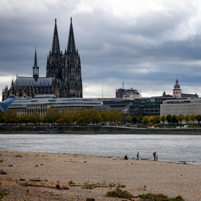 Der Rhein mit der Skyline von Köln