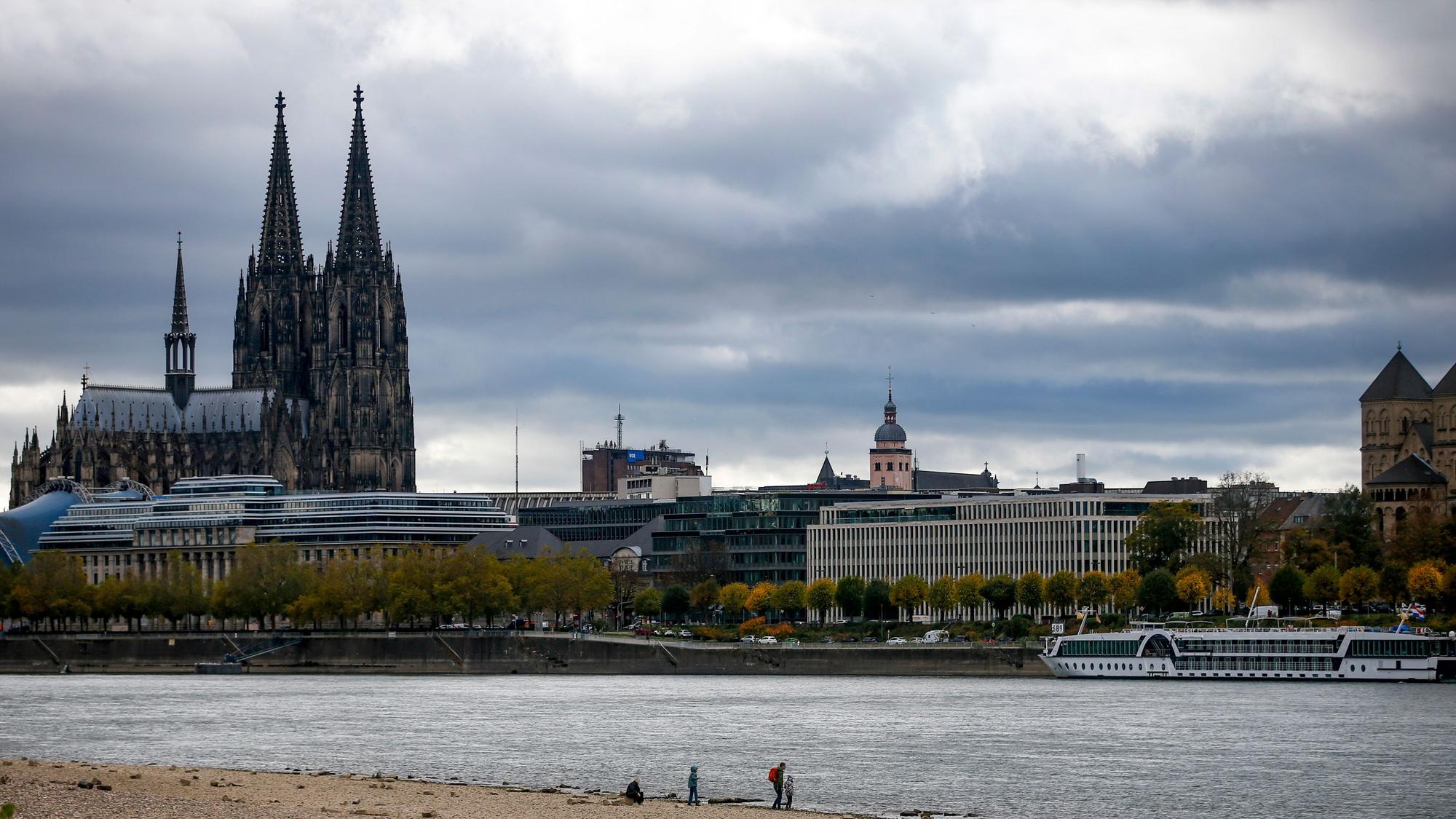 Der Rhein mit der Skyline von Köln