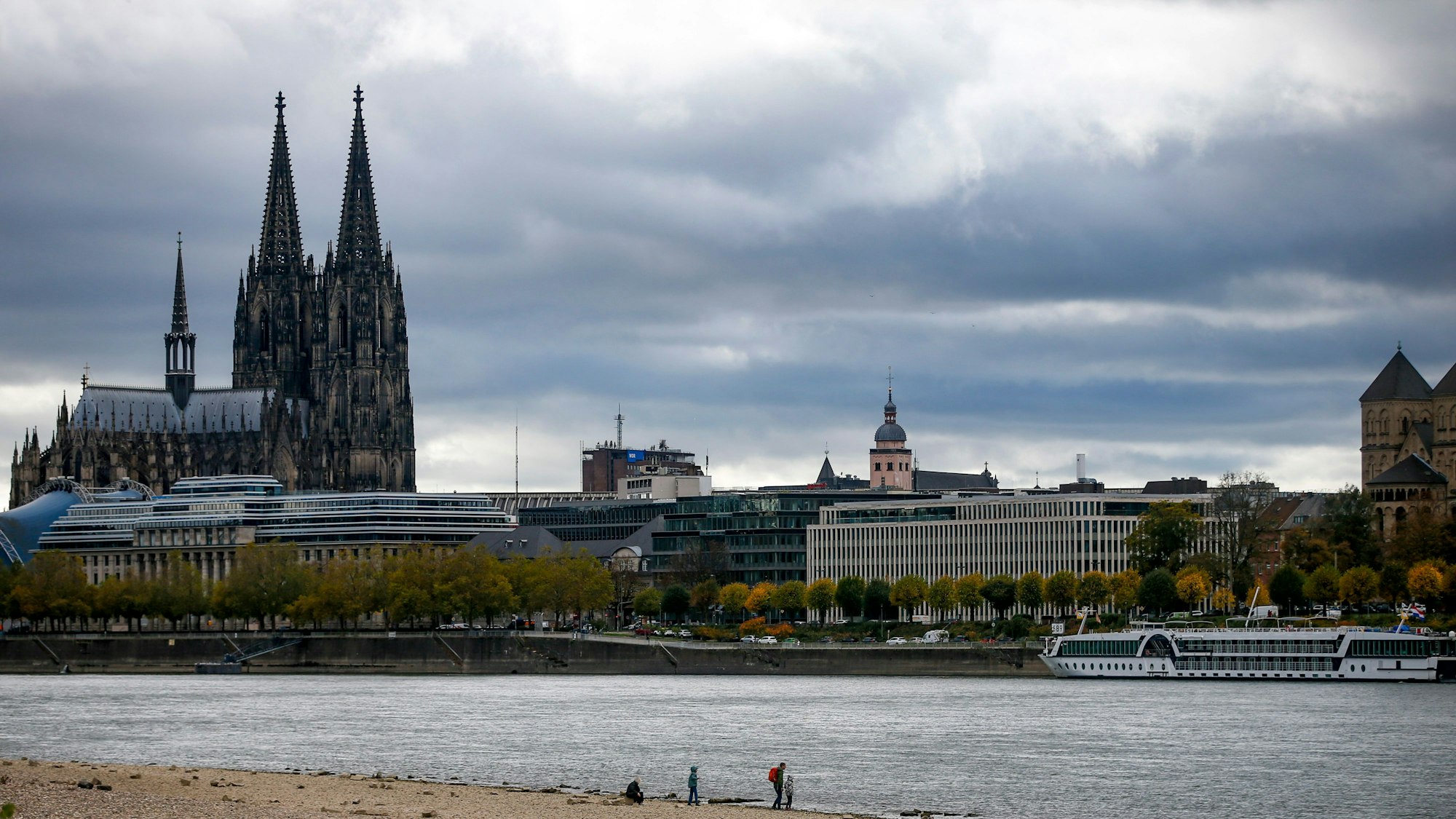Der Rhein mit der Skyline von Köln