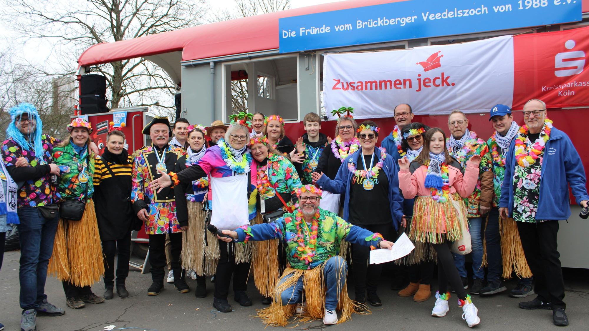 Der Brückberger Veedelszoch als erster Karnevalszug im Rhein-Sieg-Kreis: Die Fründe vom Brückberger Veedelszoch im Hawaii-Motto verkleidet