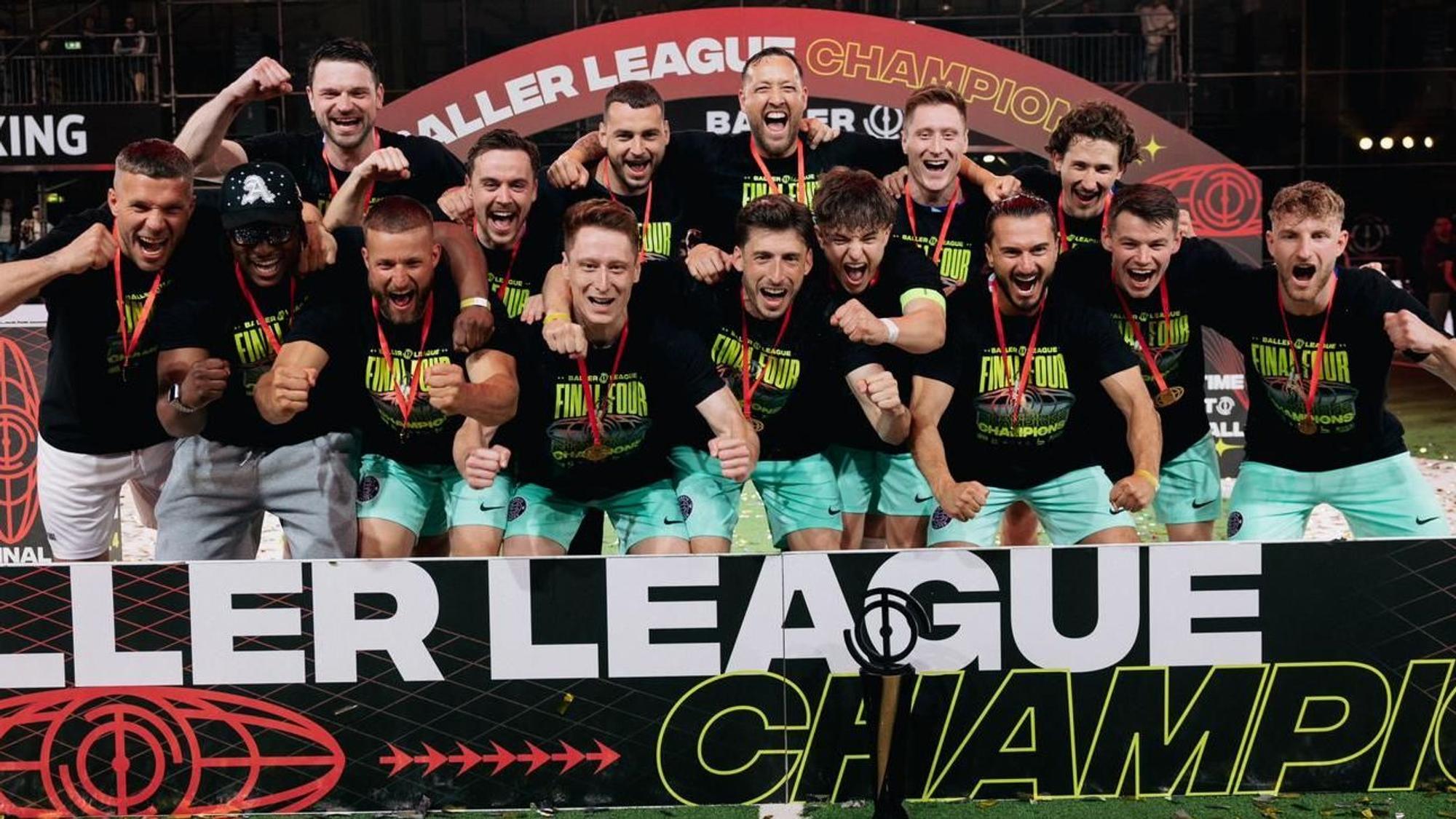 Das Foto zeigt eine jubelnde Mannschaft von Lukas Podolski in der Baller League