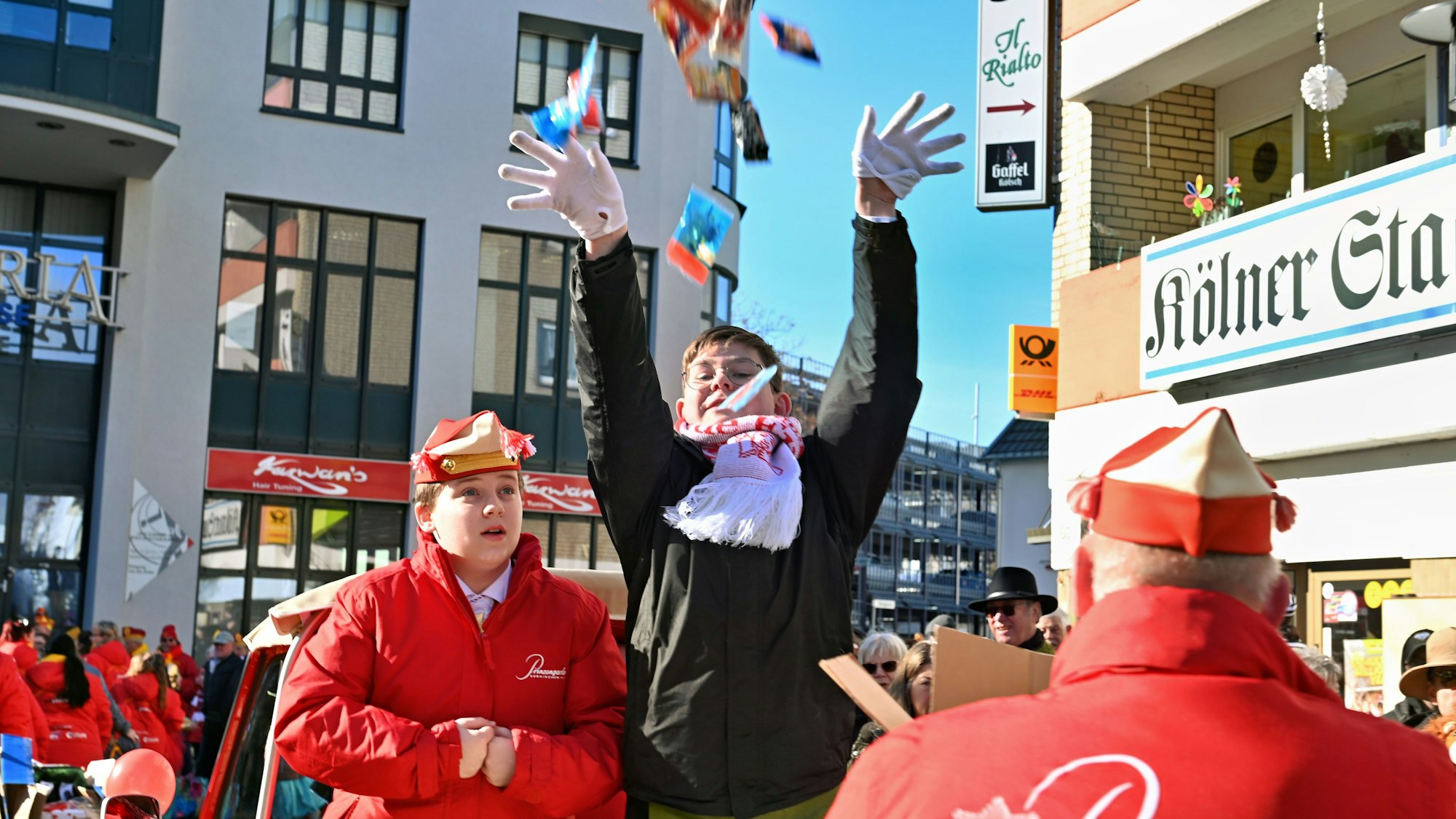 Küfer Rodney I. schmeißt Kamelle in die Luft.