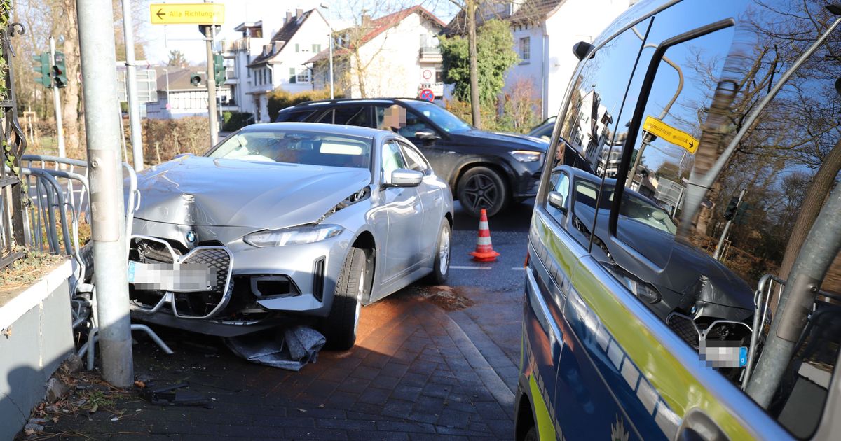 Accident in Hennef: Driver crashes into traffic light and barrier after ...