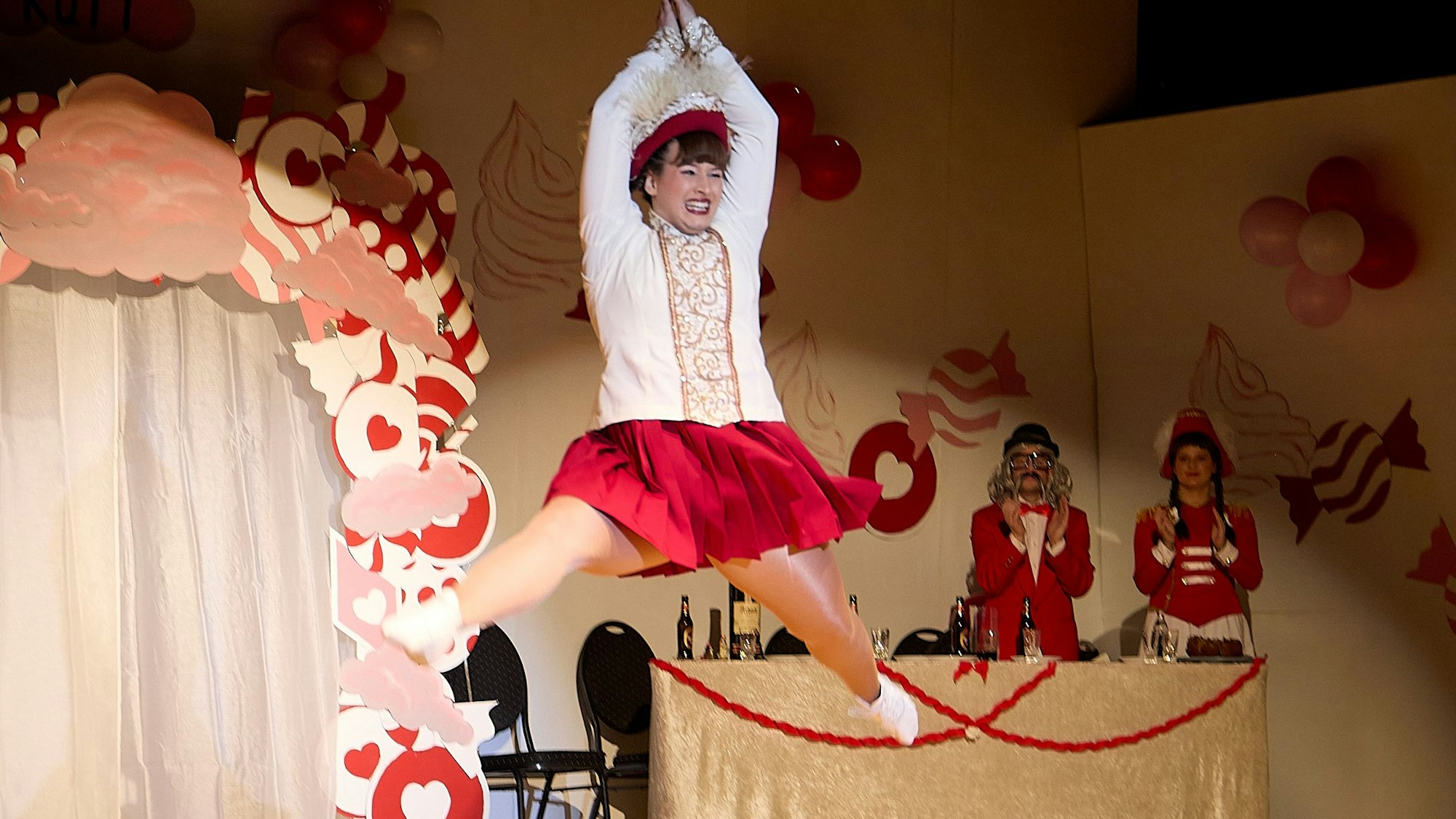 Sarah Laux spring durch die Luft.