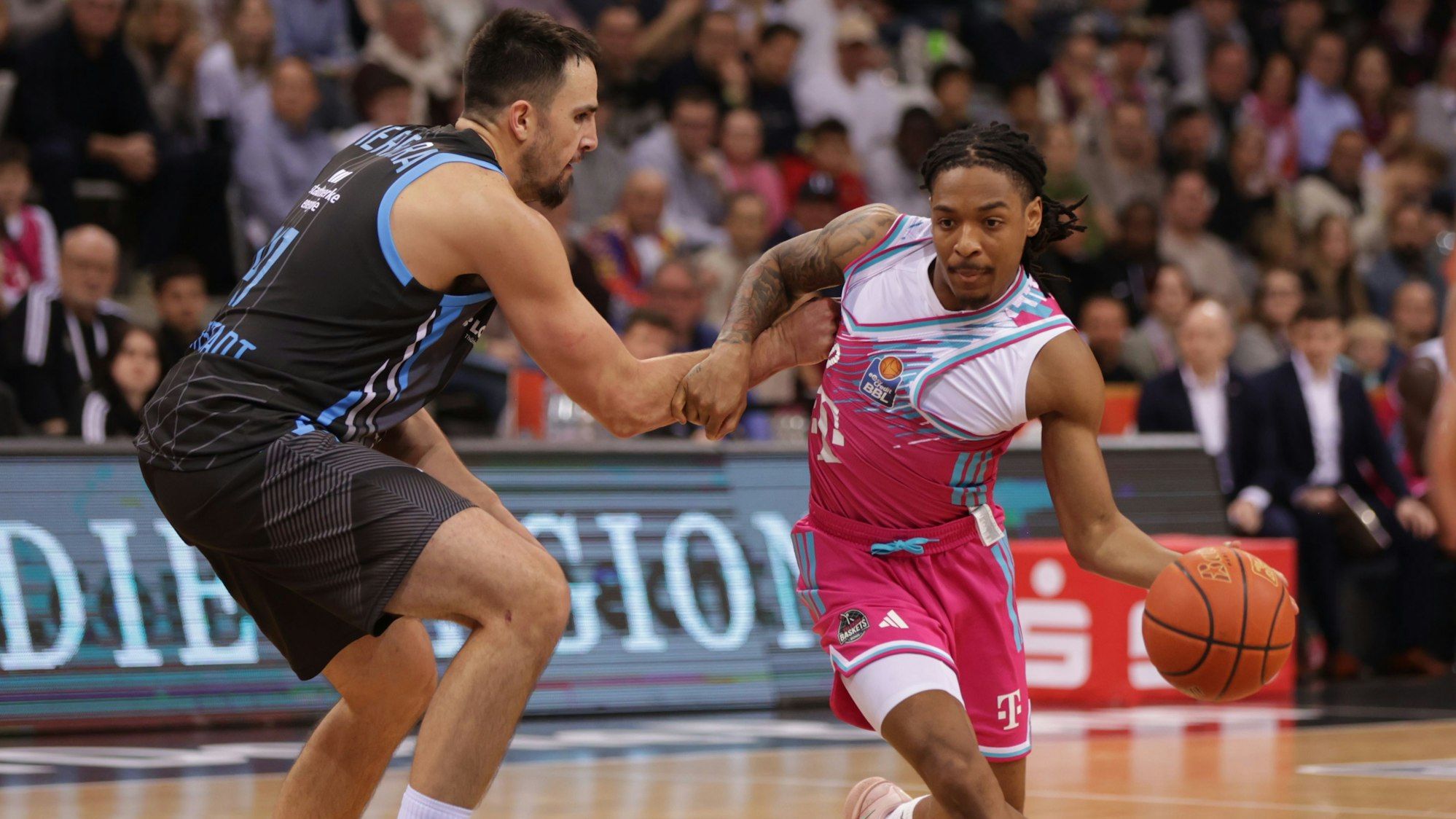 Neuzugang Jalen Finch (rechts) wird vom Jenaer Alex Herrera gefoult, sein Debüt war vielversprechend.