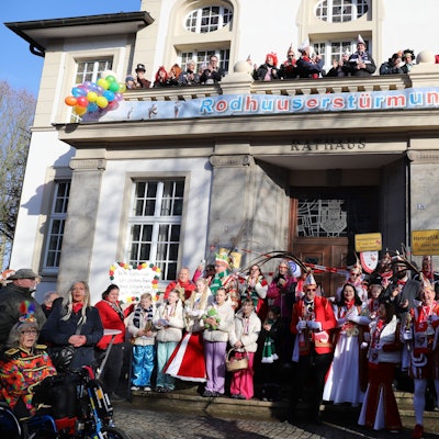Sämtliche Tollitäten der Stadt unterstützten die Hennefer Stadtsoldaten bei der Rathauserstürmung.