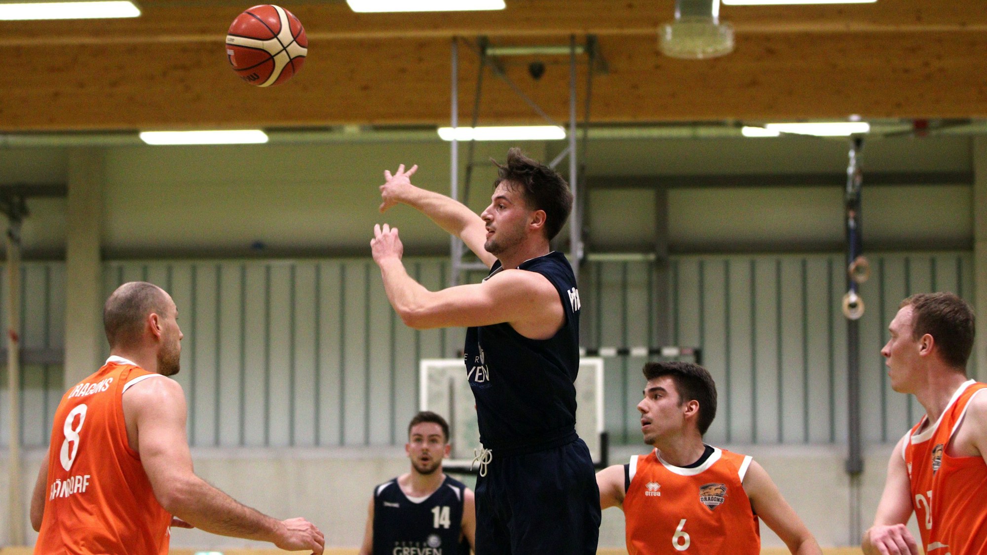 Jan Züll guckt nach vorne, passt den Ball aber nach rechts und überrascht so die Gegner.