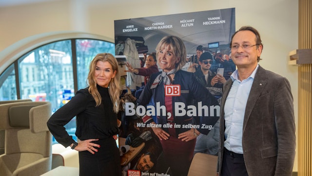 Entertainerin Anke Engelke und Michael Peterson, DB Vorstand Personenfernverkehr, präsentieren beim Presse-Preview die Webserie „Boah, Bahn! Wir sitzen alle im selben Zug.“ (Archivbild vom Oktober 2025)