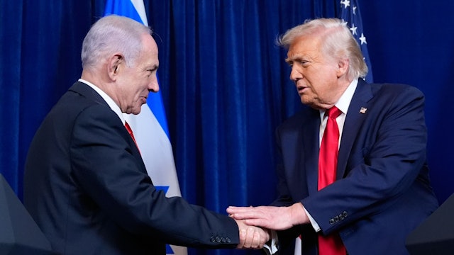 ARCHIV - 29.12.2025, USA, Palm Beach: US-Präsident Donald Trump (r) gibt dem israelischen Ministerpräsidenten Benjamin Netanjahu während einer gemeinsamen Pressekonferenz in Mar-a-Lago die Hand. (zu dpa: «Netanjahu pocht auf harte Linie bei Iran-Gesprächen») Foto: Alex Brandon/AP/dpa +++ dpa-Bildfunk +++