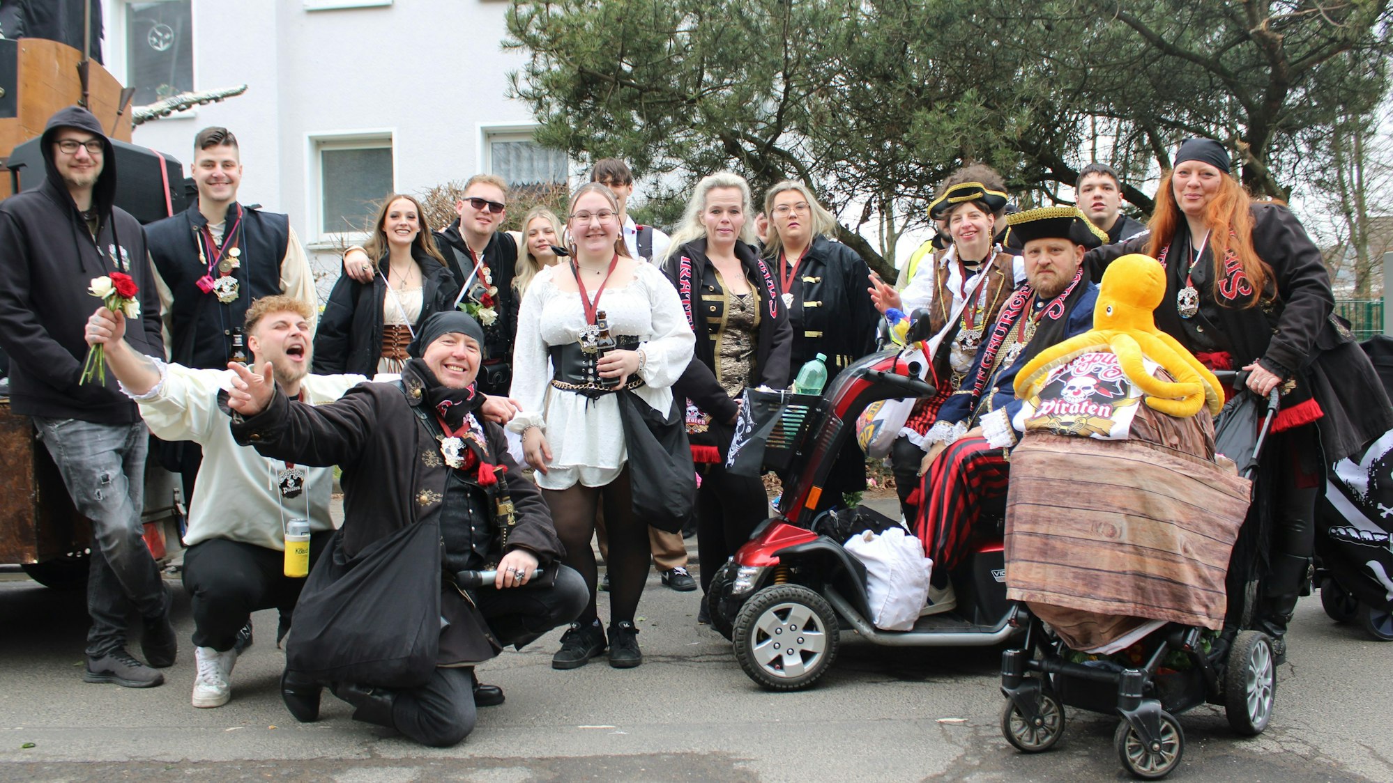 Der Brückberger Veedelszoch als erster Karnevalszug im Rhein-Sieg-Kreis: Die Siegburger Piraten (Lebesmittelretter mit Herz e.V.)