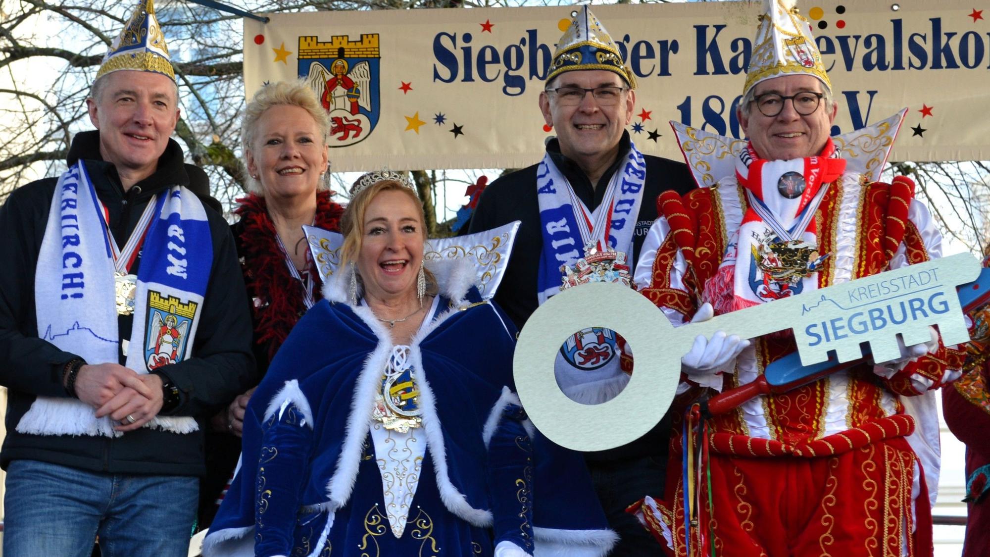 Zufrieden präsentiert das Siegburger Prinzenpaar den Schlüssel für das Rathaus der Kreisstadt.