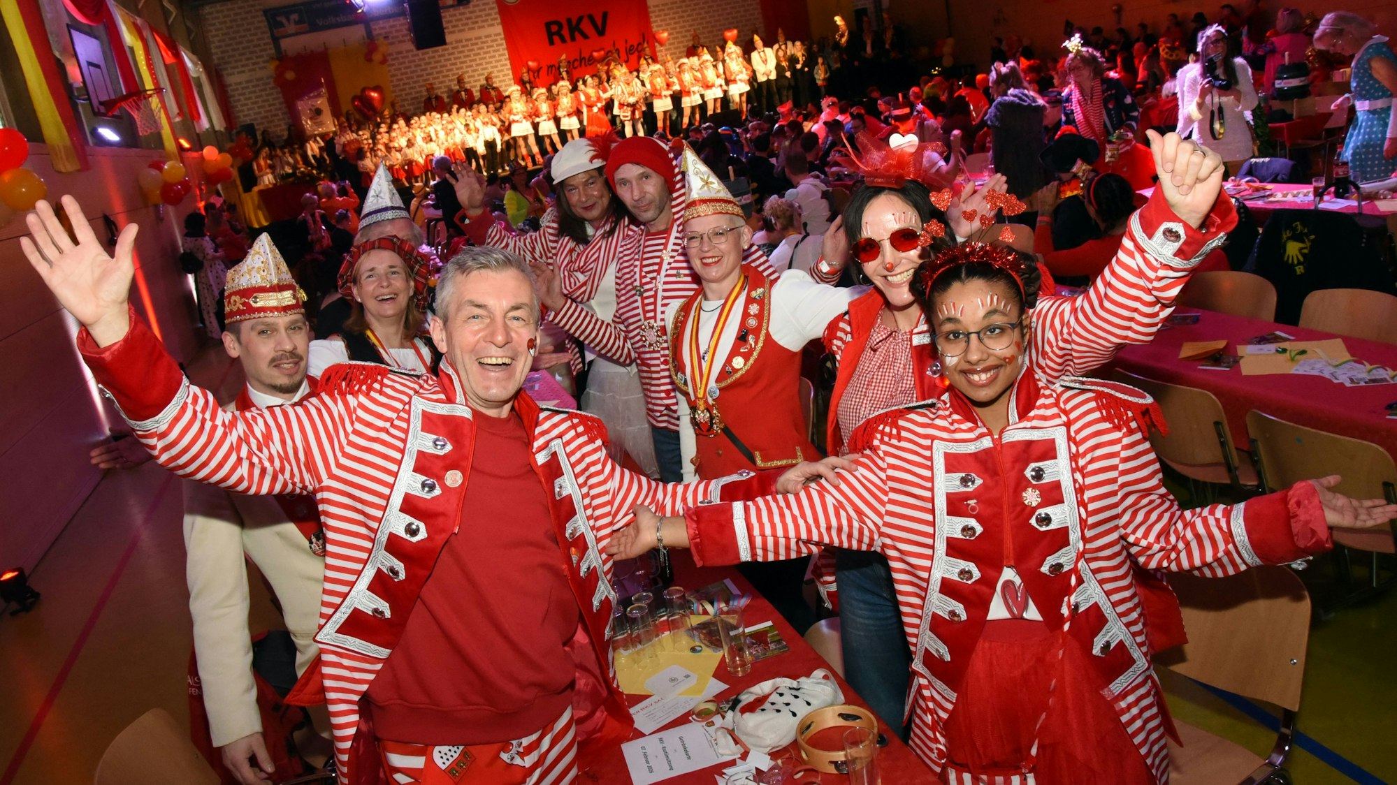 Das Bild ist ein Schnappschuss von der Kostümsitzung des Ründerother Karnevalvereins im buntgeschmückten Saal der Grundschule in Engelskirchen.