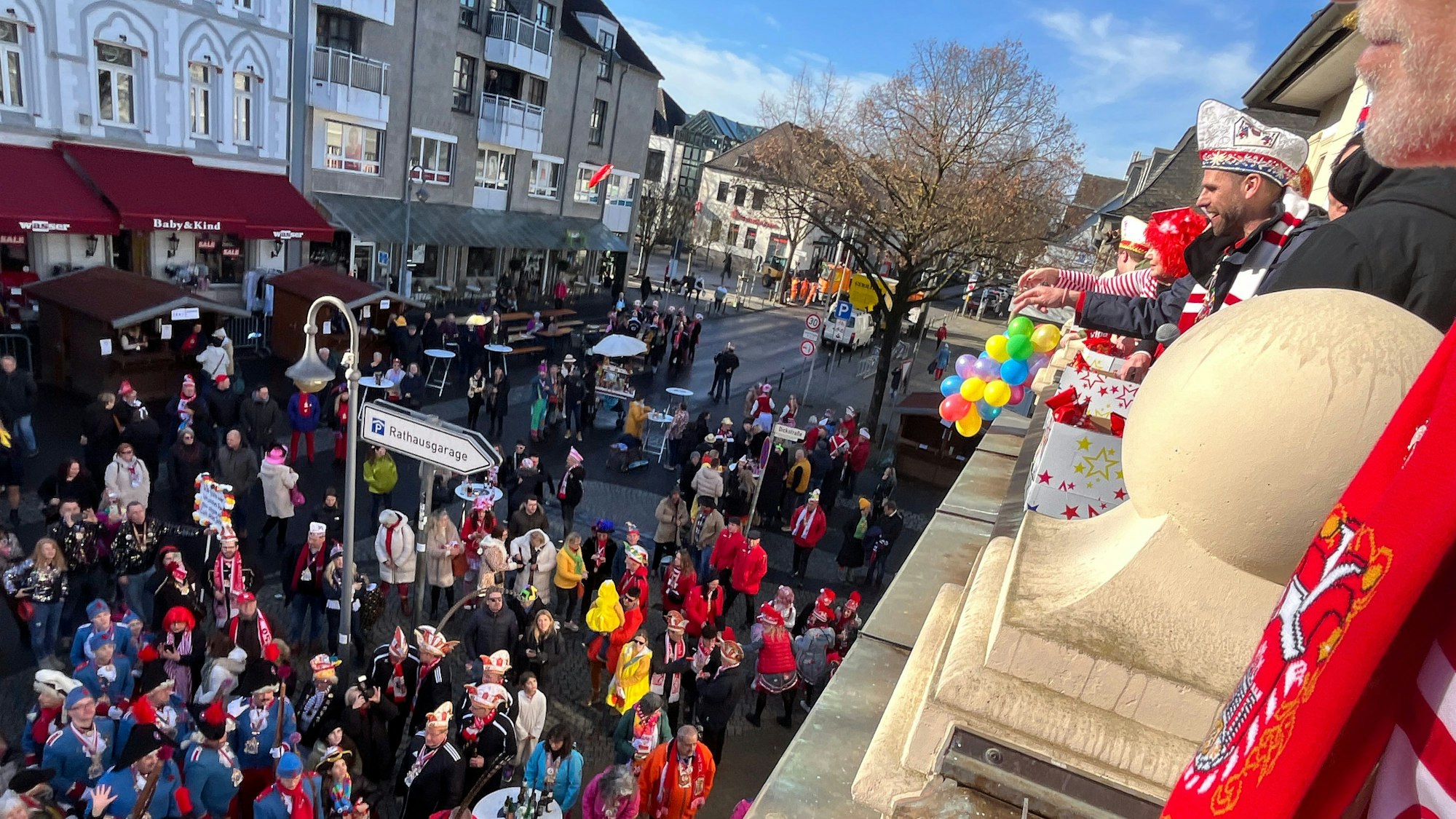Bürgermeister Mario Dahm und seine Mitstreiterinnen und Mitstreiter führten die Verteidigung vom Balkon des Historischen Rathauses.