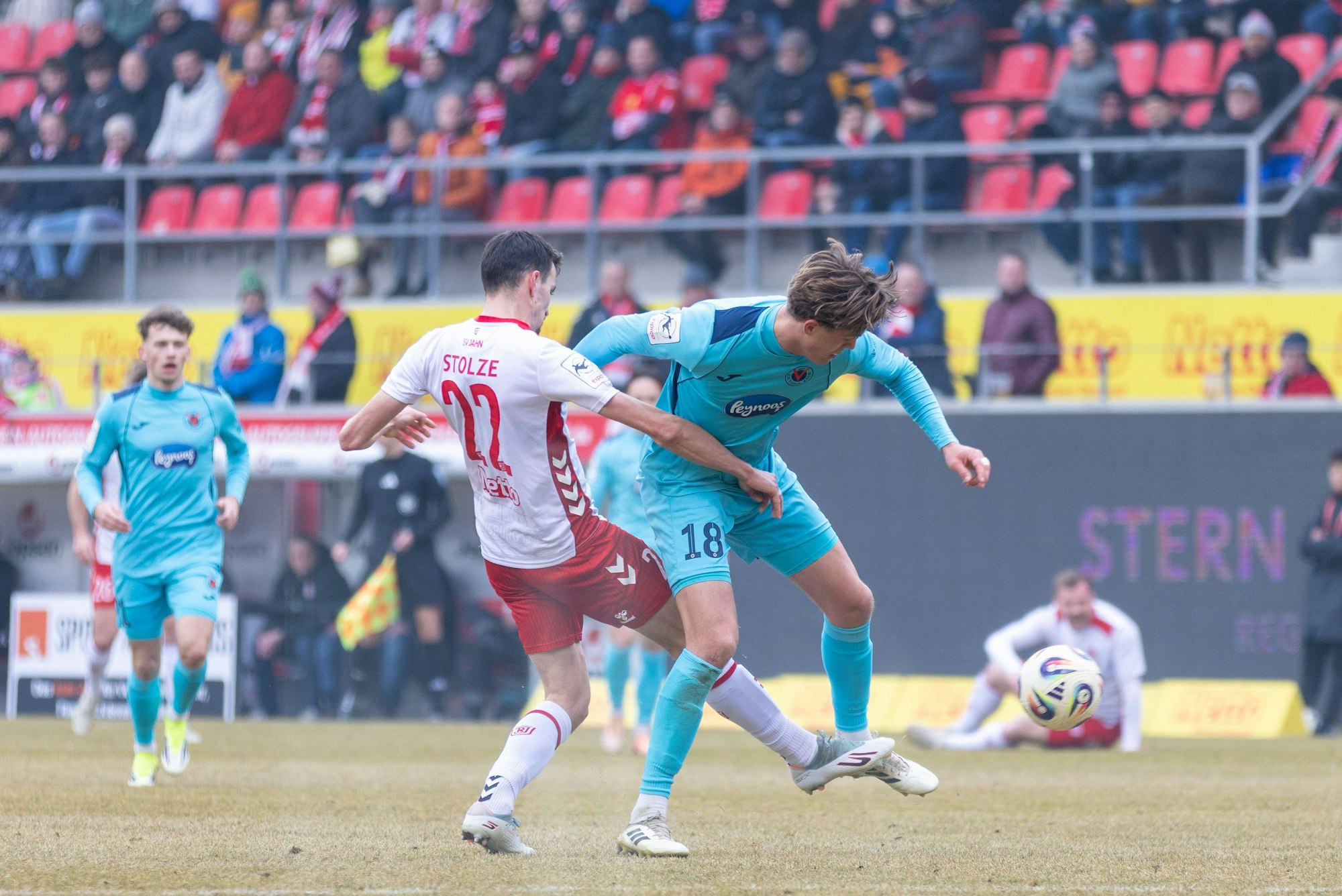 07.02.2026, Fussball, GER, Saison, 3.Liga, Saision 2025/2026, 23. Spieltag, SSV Jahn Regensburg - Viktoria Köln Sebastian Stolze Regensburg gegen Tim Kloss Köln DFL REGULATIONS PROHIBIT ANY USE OF PHOTOGRAPHS AS IMAGE SEQUENCES AND/OR QUASI-VIDEO. *** 07 02 2026, Soccer, GER, Season, 3 Liga, Season 2025 2026, Matchday 23, SSV Jahn Regensburg Viktoria Köln Sebastian Stolze Regensburg vs Tim Kloss Köln DFL REGULATIONS PROHIBIT ANY USE OF PHOTOGRAPHS AS IMAGE SEQUENCES AND OR QUASI VIDEO