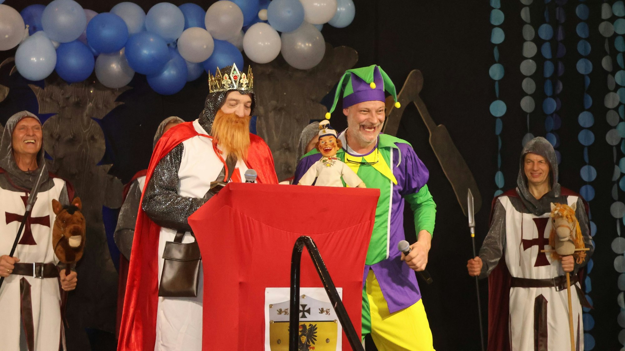 Ein verkleideter Barbarossa und sein Narr bei einer Prunksitzung.