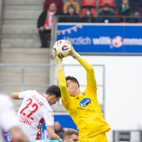 07.02.2026, Fussball, GER, Saison, 3.Liga, Saision 2025/2026, 23. Spieltag, SSV Jahn Regensburg - Viktoria Köln Arne Schulz Köln am Ball vor Sebastian Stolze Regensburg DFL REGULATIONS PROHIBIT ANY USE OF PHOTOGRAPHS AS IMAGE SEQUENCES AND/OR QUASI-VIDEO. *** 07 02 2026, Soccer, GER, Season, 3 Liga, Season 2025 2026, 23 Matchday, SSV Jahn Regensburg Viktoria Köln Arne Schulz Köln am Ball vor Sebastian Stolze Regensburg DFL REGULATIONS PROHIBIT ANY USE OF PHOTOGRAPHS AS IMAGE SEQUENCES AND OR QUASI VIDEO