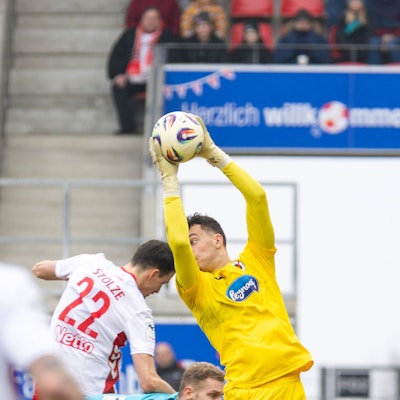 07.02.2026, Fussball, GER, Saison, 3.Liga, Saision 2025/2026, 23. Spieltag, SSV Jahn Regensburg - Viktoria Köln Arne Schulz Köln am Ball vor Sebastian Stolze Regensburg DFL REGULATIONS PROHIBIT ANY USE OF PHOTOGRAPHS AS IMAGE SEQUENCES AND/OR QUASI-VIDEO. *** 07 02 2026, Soccer, GER, Season, 3 Liga, Season 2025 2026, 23 Matchday, SSV Jahn Regensburg Viktoria Köln Arne Schulz Köln am Ball vor Sebastian Stolze Regensburg DFL REGULATIONS PROHIBIT ANY USE OF PHOTOGRAPHS AS IMAGE SEQUENCES AND OR QUASI VIDEO