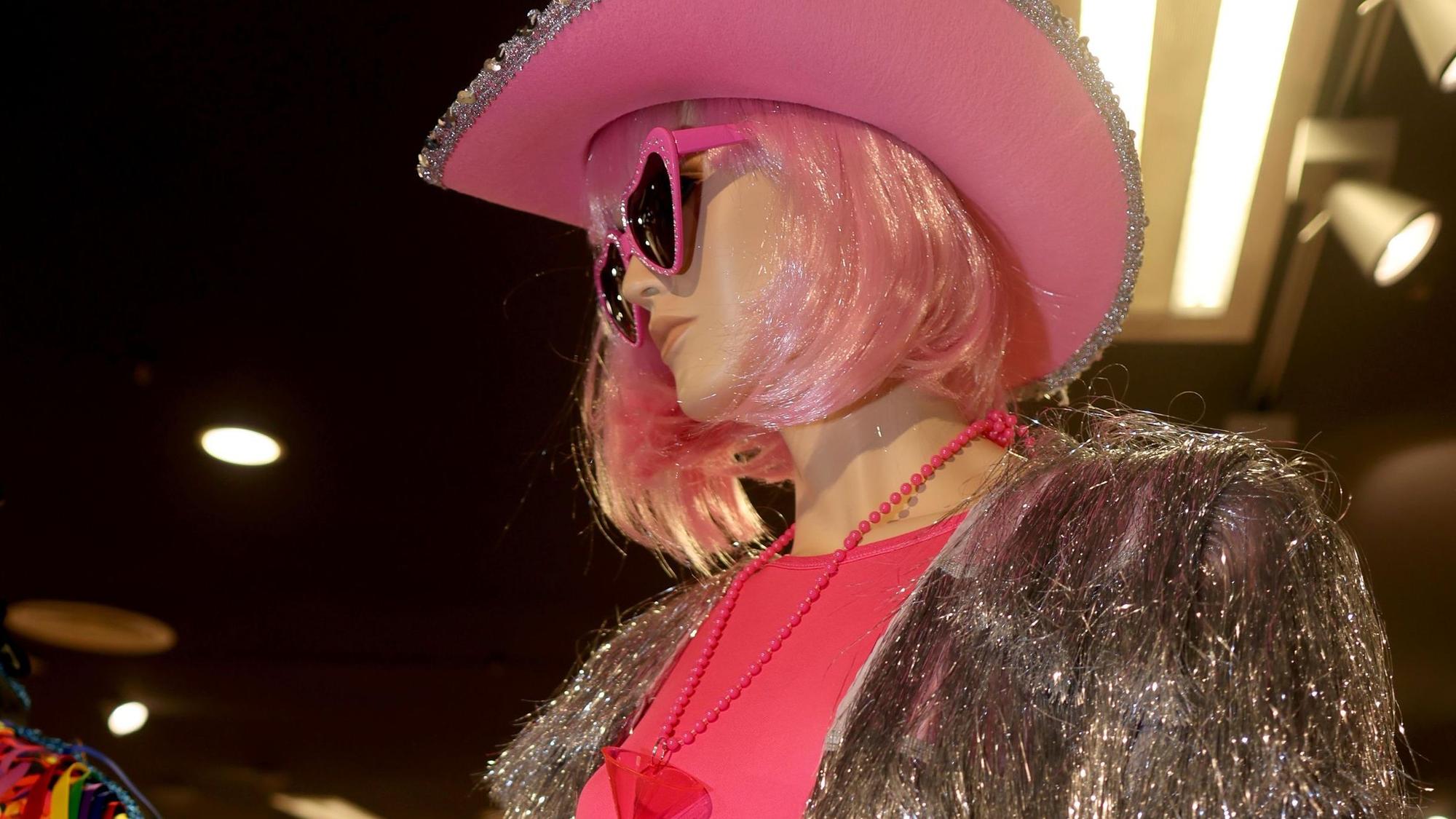 Ein Cowgirl-Kostüm im Metallic-Look im Karnevalswierts