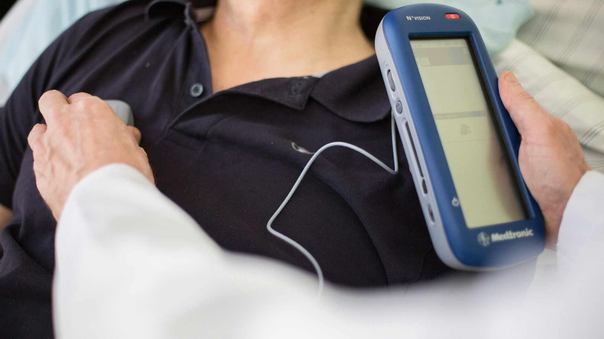 ARCHIV - 09.03.2016, Düsseldorf, Nordrhein-Westfalen: Der Hirnforscher Alfons Schnitzler untersucht im Universitätsklinikum einen Parkinson Patienten mit einem Hirnschrittmacher. Immer mehr Parkinson-Patienten kommen in Bayern ins Krankenhaus. Foto: Maja Hitij/dpa +++ dpa-Bildfunk +++