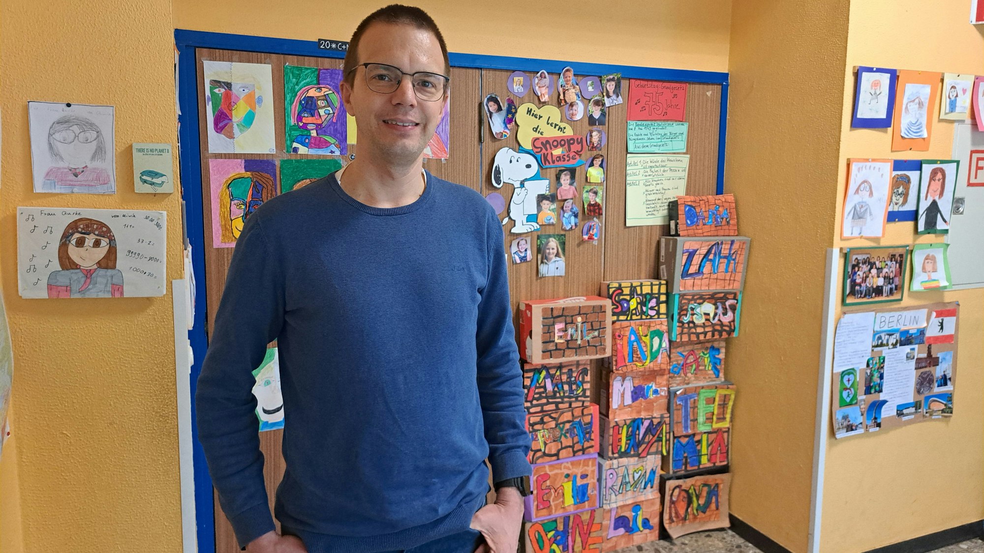 Florian Emrich-Förster ist Leiter der Gemeinschaftsgrundschule Niederkassel-Ort. Mit der Hilfe von KI hat er den Kinderkrimi „Alarmstufe Alaaf“ geschrieben.