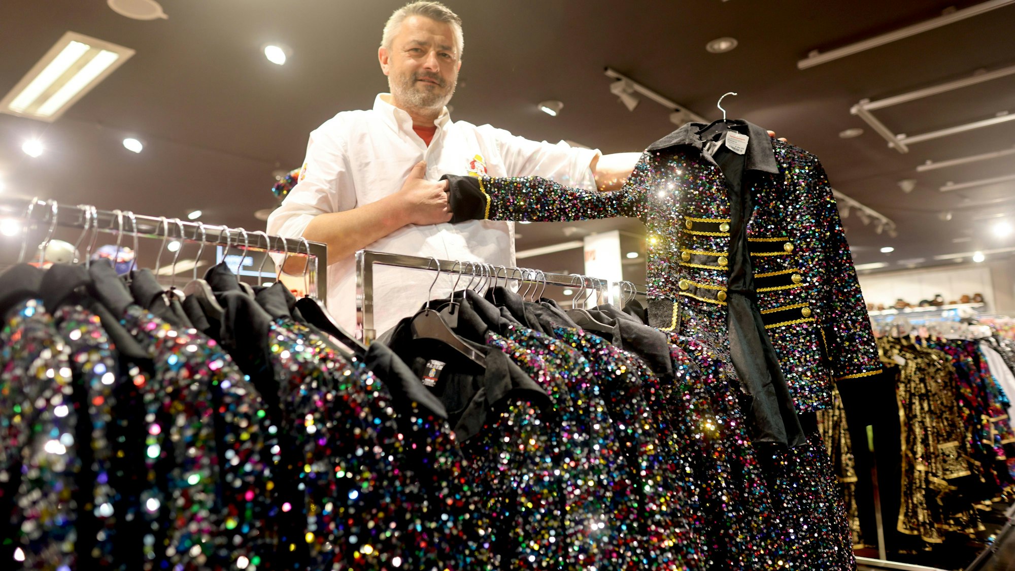 Je mehr Glitzer, desto besser: Schimmernde Jacken sind laut dem Kostümladen Karnevalwierts ein Verkaufsschlager in dieser Session. Das merkt auch der Leiter der Filiale in der Kölner City, Thomas Pawlicki.
