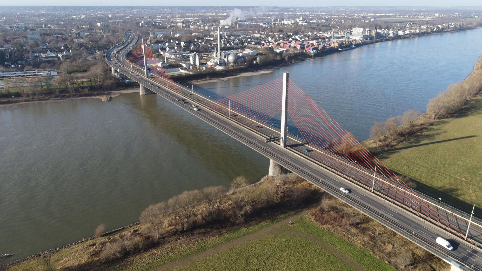 Die 1967 gebaute Bonner Nordbrücke ist den Belastungen des weiter zunehmenden Schwerlastverkehrs nicht mehr gewachsen. Deshalb ist sie seit Wochenbeginn für Lkw mit mehr als 7,5 Tonnen Gewicht gesperrt.