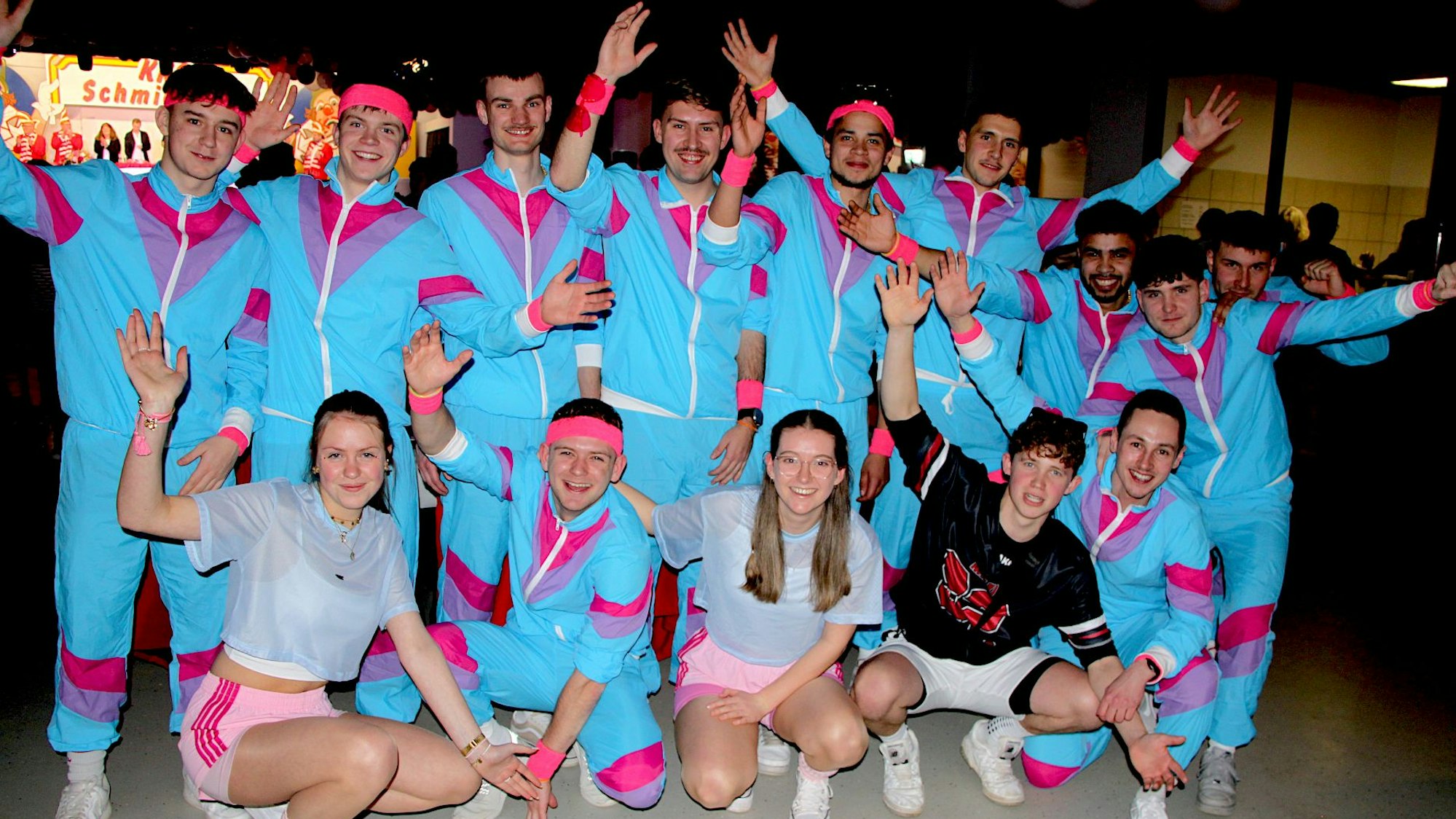 Die Tänzer tragen Trainingsanzüge im Stile der 1980er-Jahre aus Ballonseide.