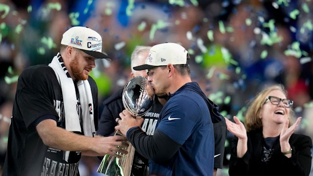 Seattles Quarterback Sam Darnold (l) und Coach Mike MacDonald feiern den Super-Bowl-Triumph.