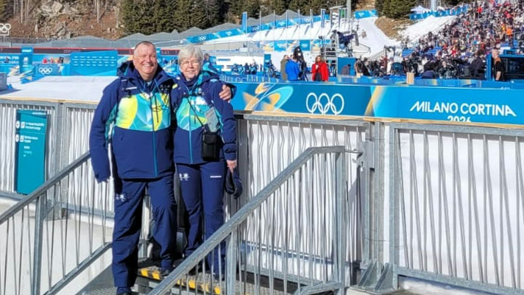 Die beiden Berghausener stehen an der Umrandung des Biathlon-Stadions.
