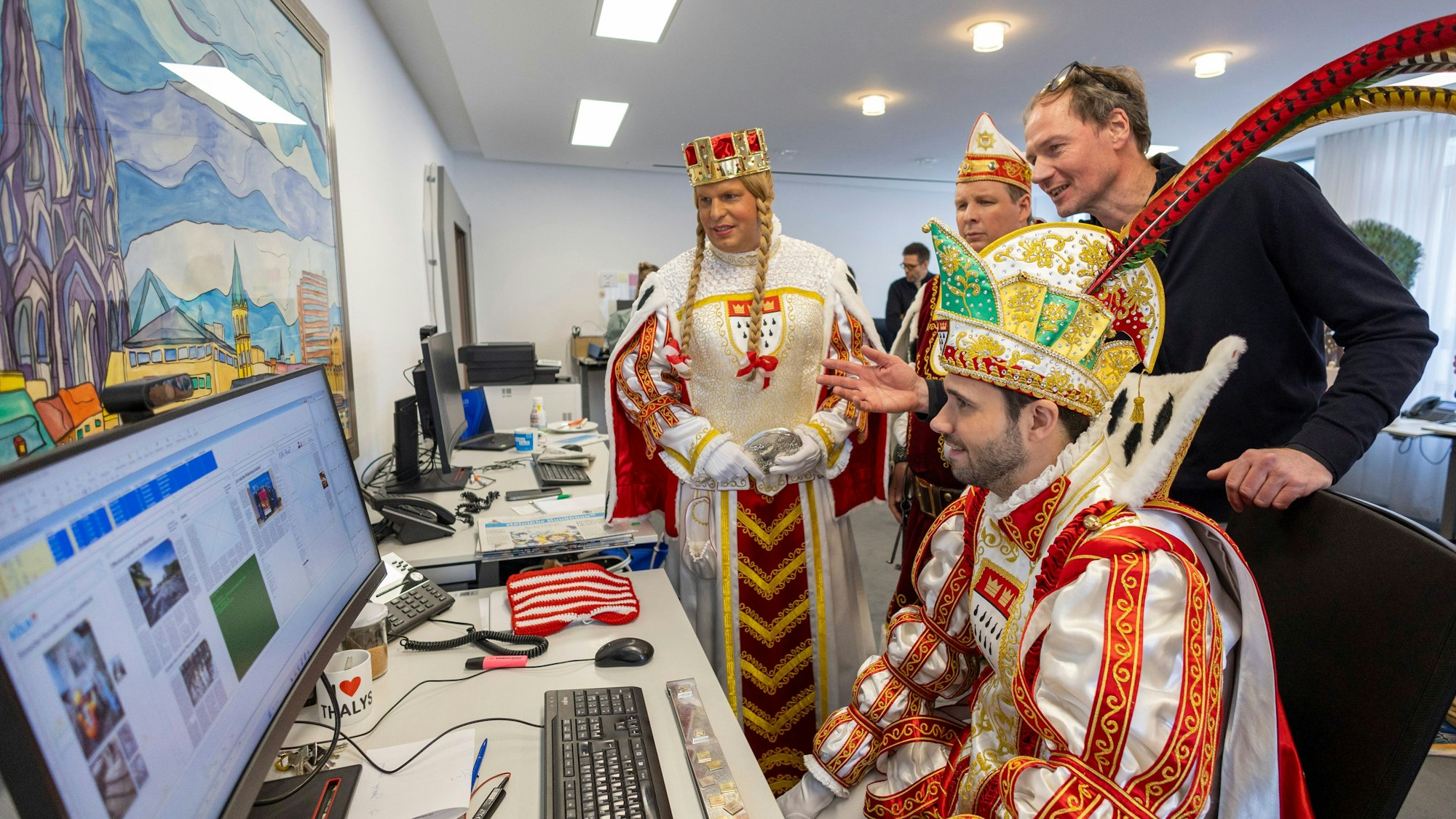 Interessiert am Journalismus: Rundschau-Lokalchef Jens Meifert erklärt dem Dreigestirn die aktuelle Zeitungsproduktion.