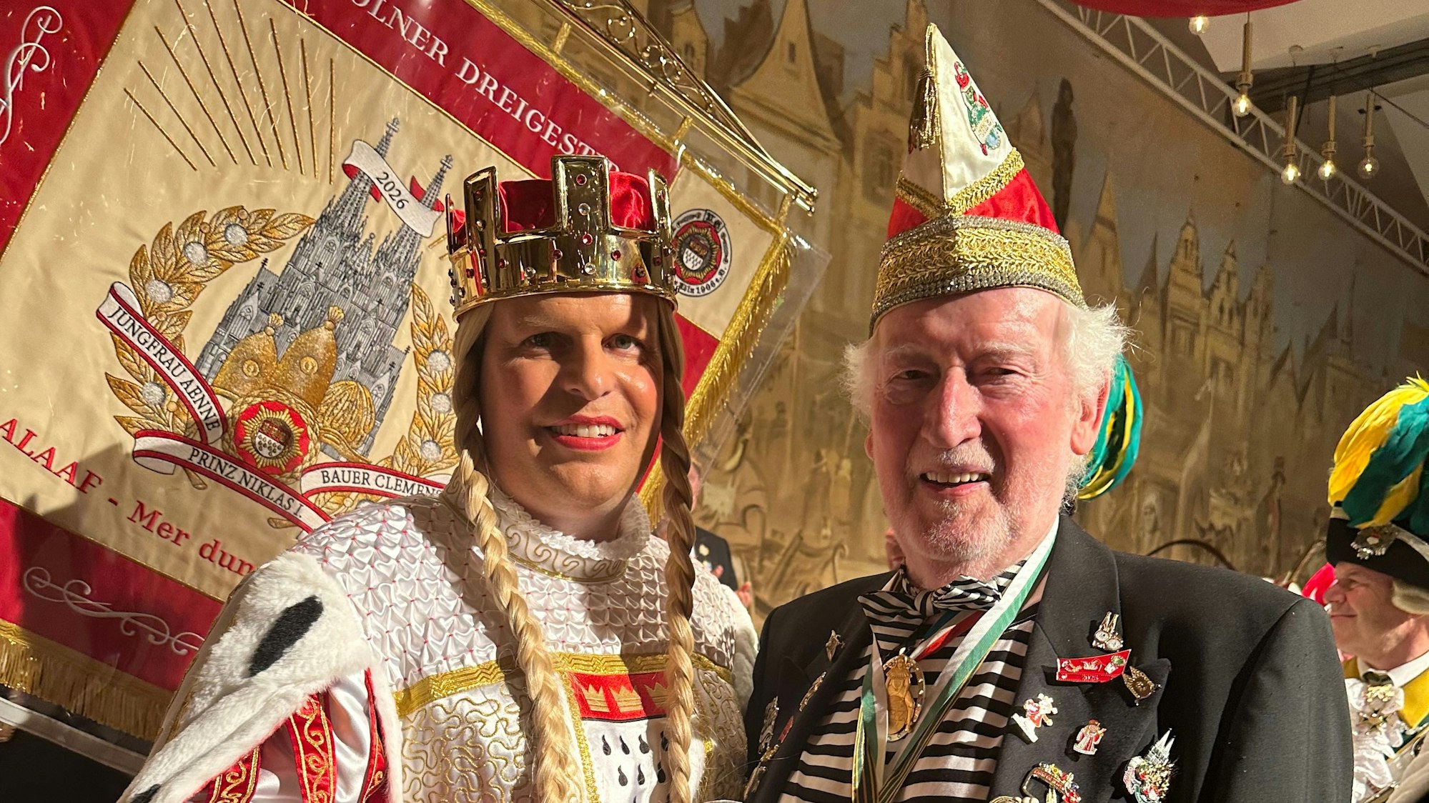 50 Jahre liegen dazwischen: Die aktuelle Junfgrau Aenne (l.) und die frühere Jungfrau Hanna, Jan Uwe Disselbeck, trafen sich auf der Bühne.