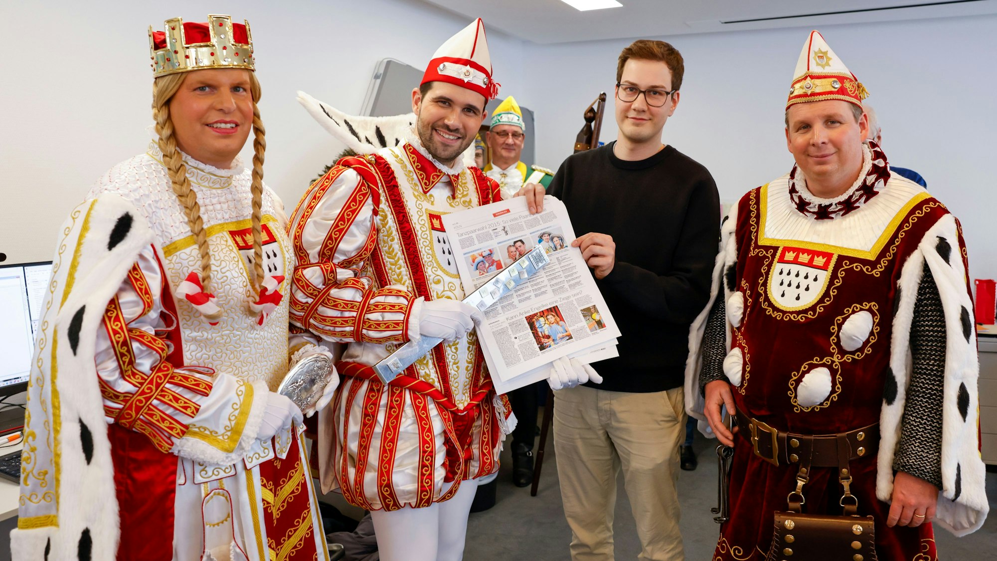 Rundschau-Redakteur Simon Westphal zeigte Prinz Niklas I. den Fragebogen zur Tanzpaarwahl 2015, an dem dieser als Tanzoffizier teilnahm.