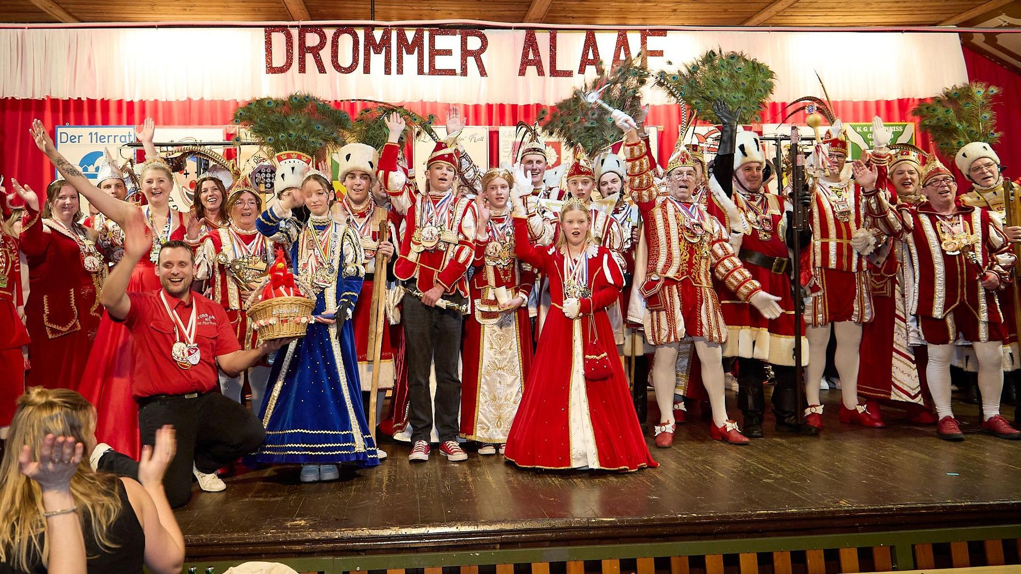 Das Bild zeigt zahlreiche Tollitäten auf der Bühne in Dreiborn.