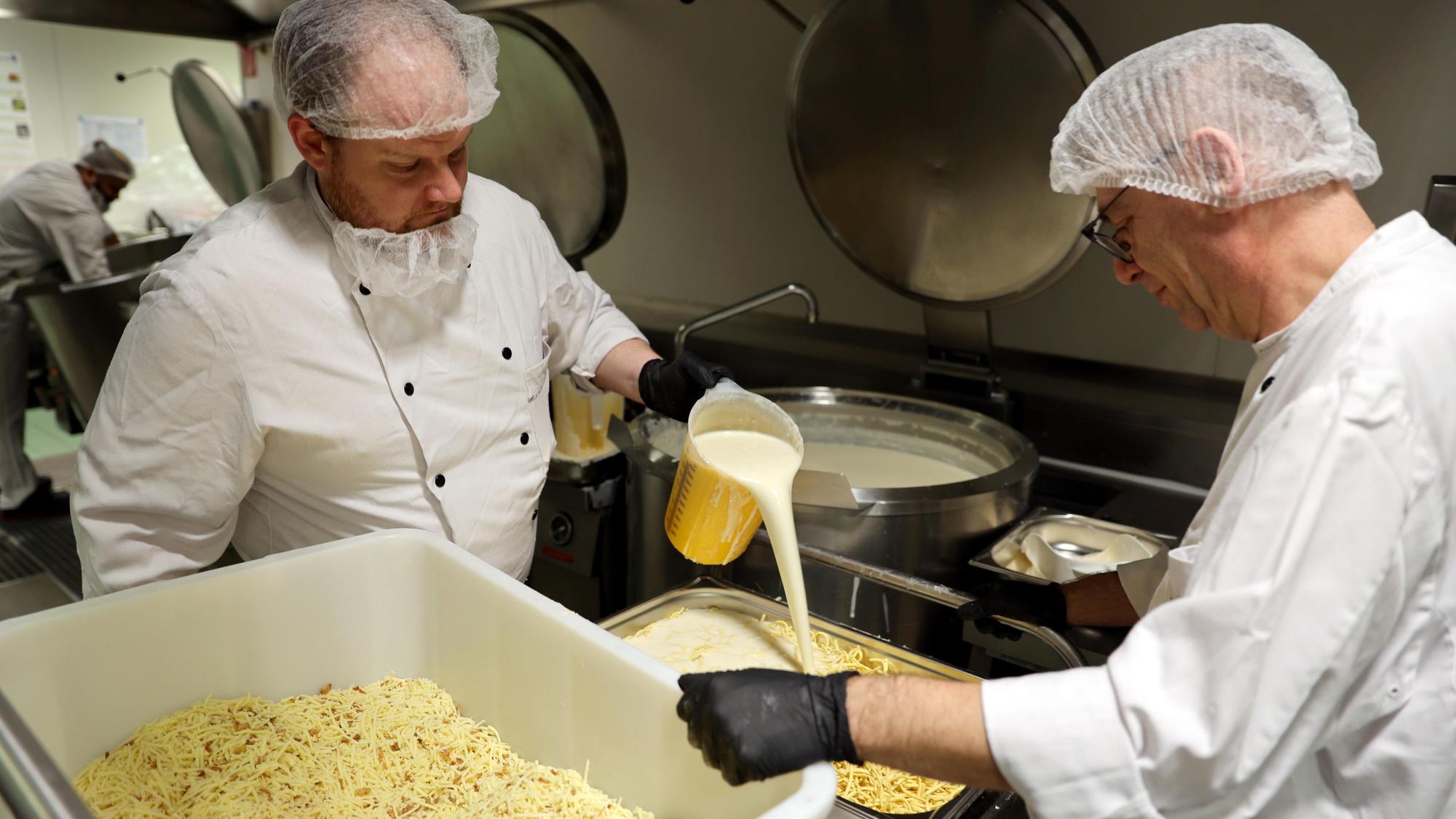 Käsespätzle tonnenweise produziert die In-Via-Großküche.