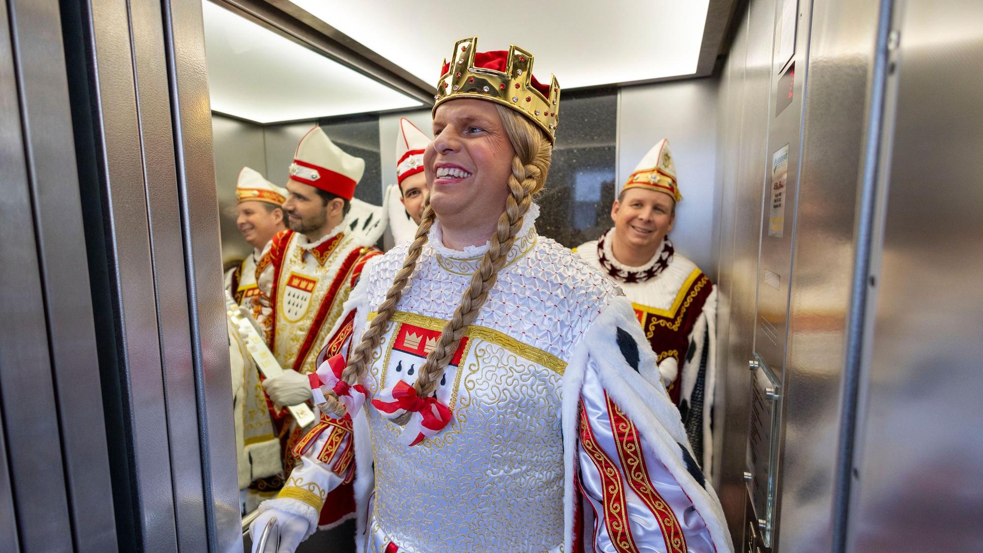Hoch hinaus: Jungfrau Aenne, Prinz Niklas I. und Bauer Clemens im Fahrstuhl des Rundschau-Hauses.