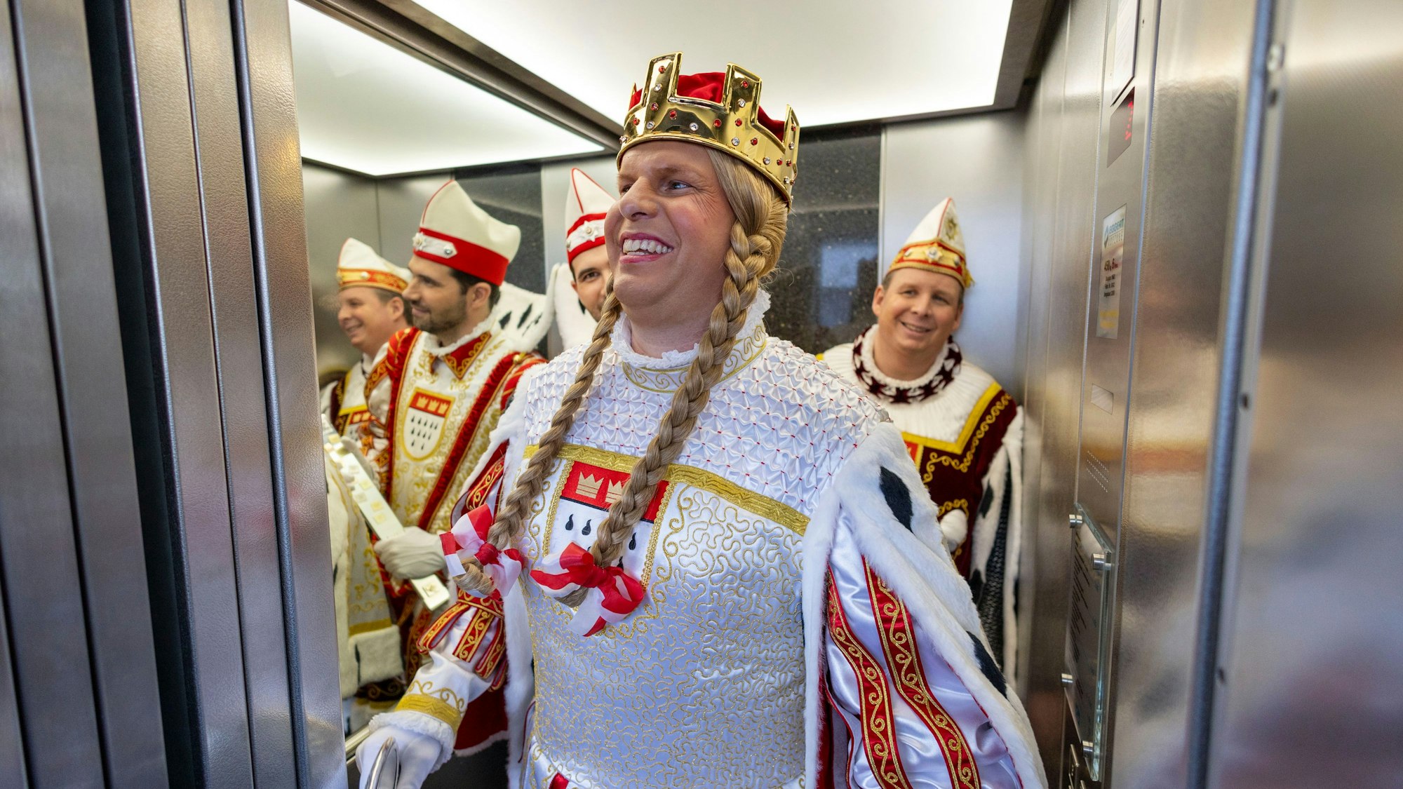Hoch hinaus: Jungfrau Aenne, Prinz Niklas I. und Bauer Clemens im Fahrstuhl des Rundschau-Hauses.