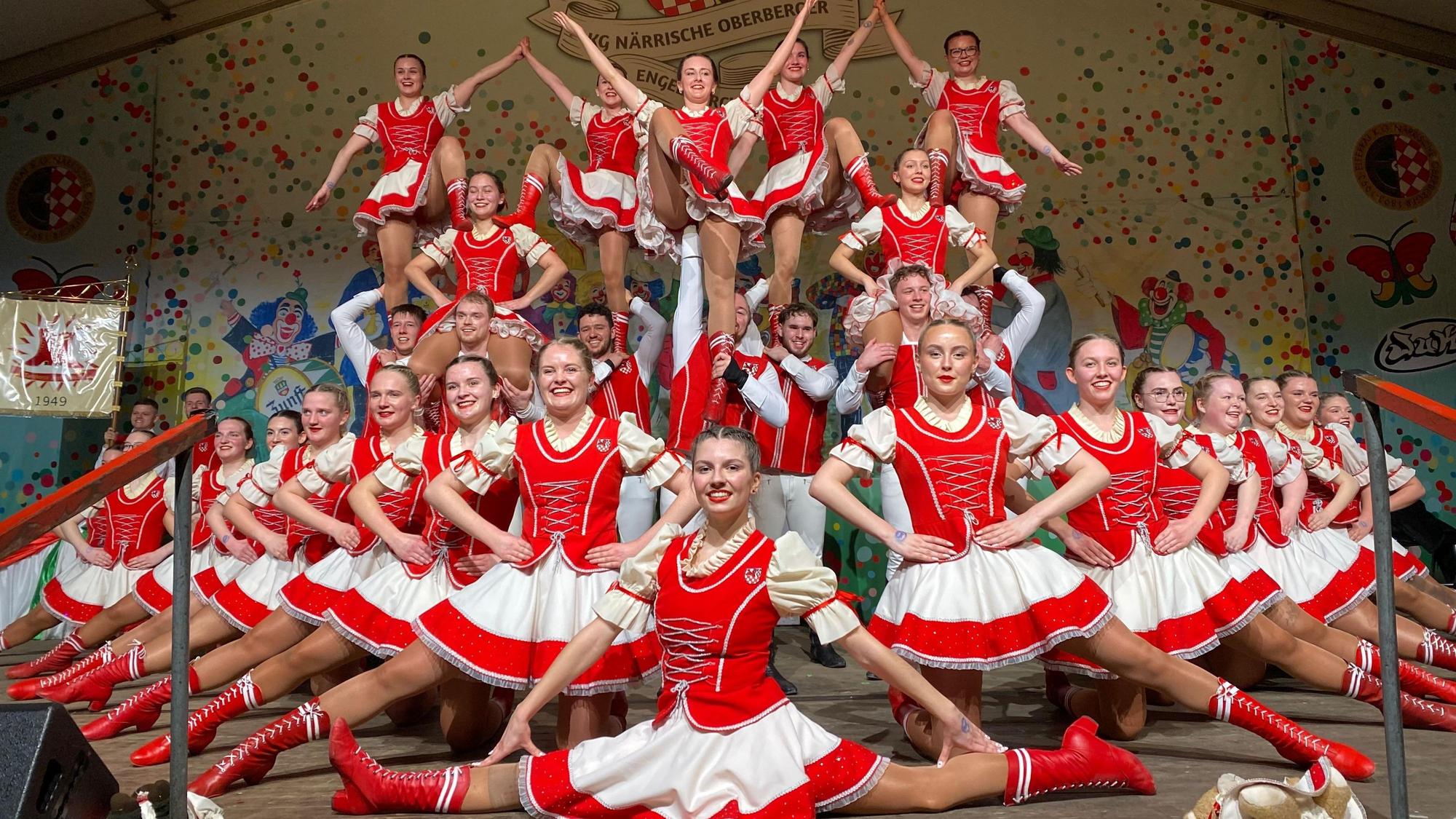 Eine Tanzgruppe bei einer Karnevalssitzung auf der Bühne.